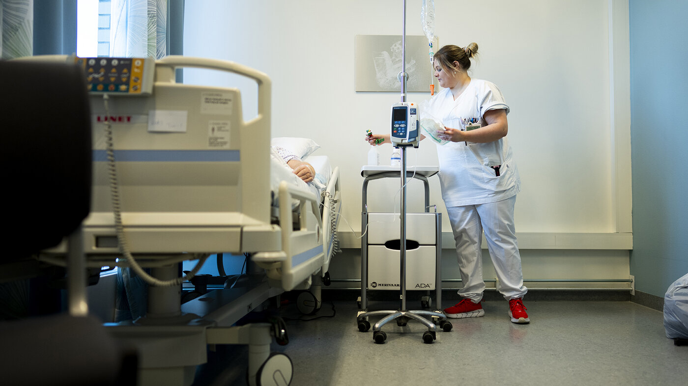 Bilde viser spesialsykepleier Lena Trogstad Risvik på sengepost.