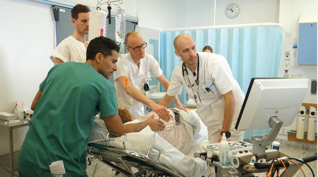  The photo shows a patient who is met by the medical team at the emergency department at Oslo University Hospital, Ullevål.