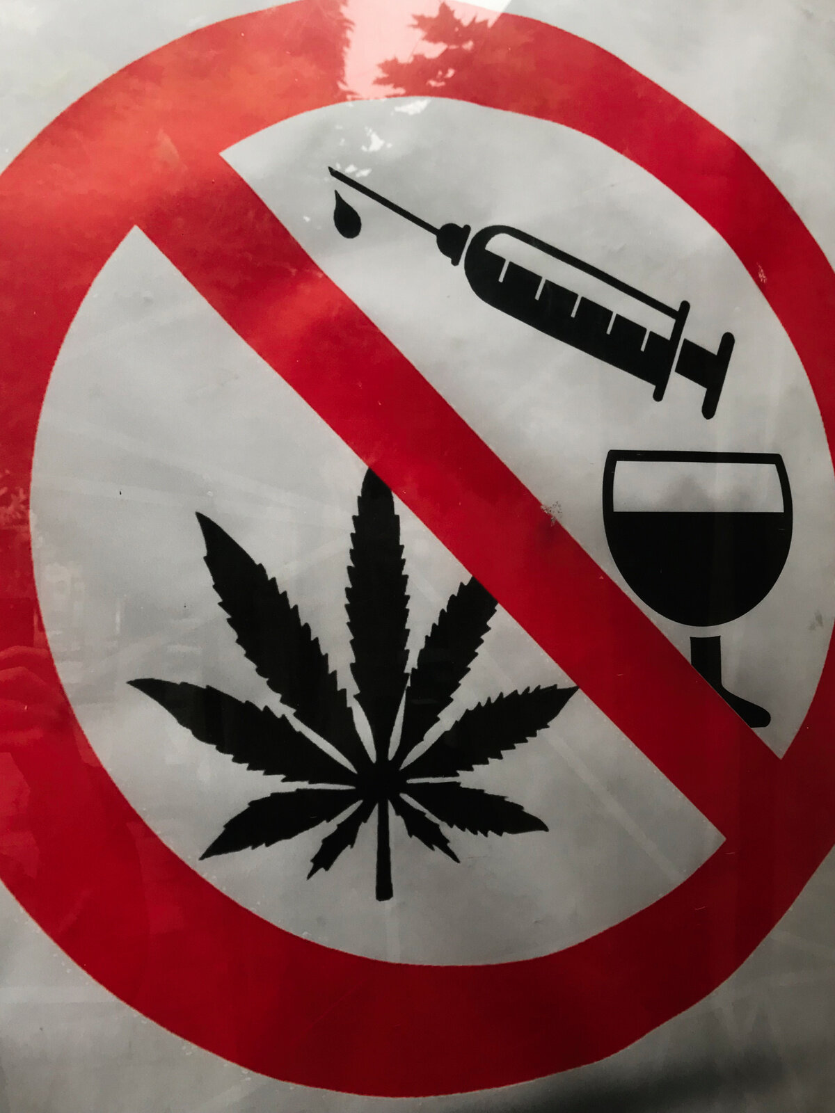 Bildet viser et skilt "rusmidler forbudt" Bildet viser et skilt "rusmidler forbudt"