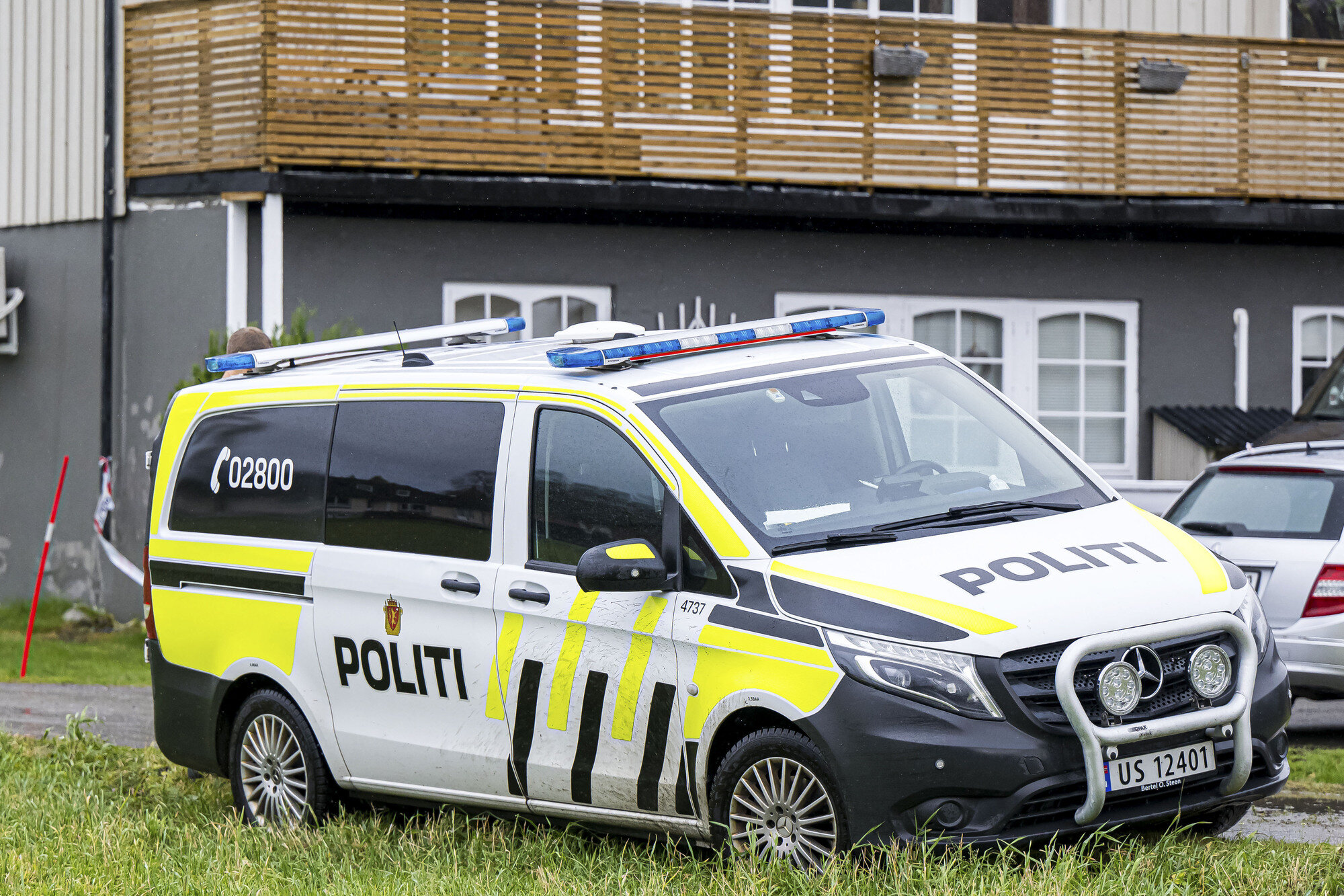 Bildet viser en politibil som står parkert