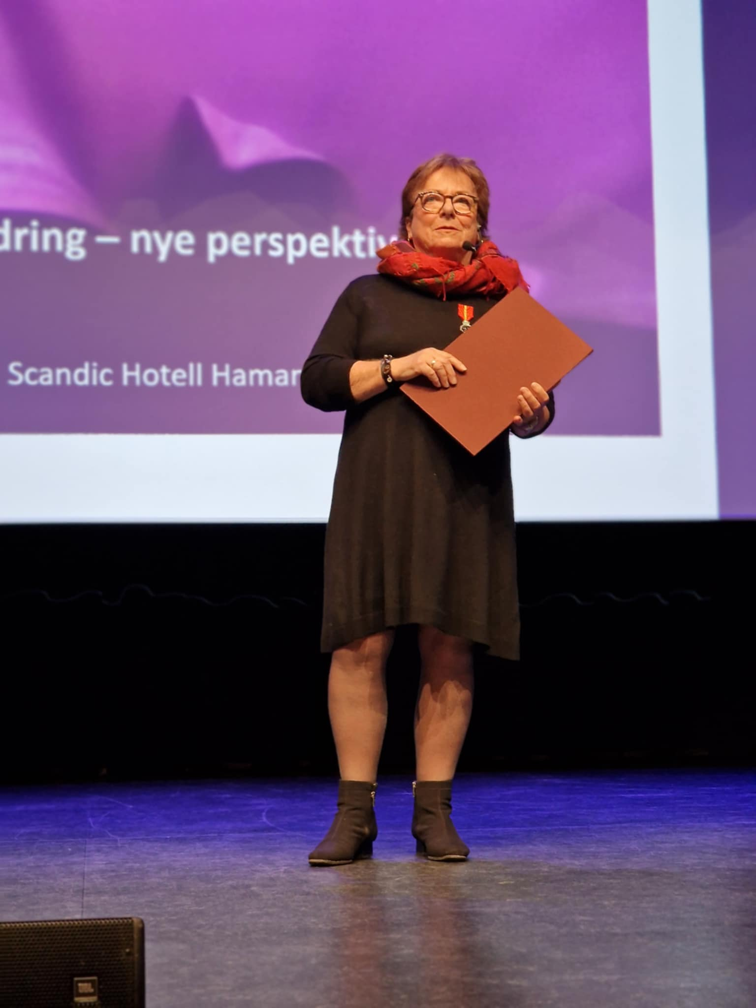 Bildet viser Reidun Hov som får Kongens fortjenstmedalje. Bildet viser Reidun Hov som får Kongens fortjenstmedalje.