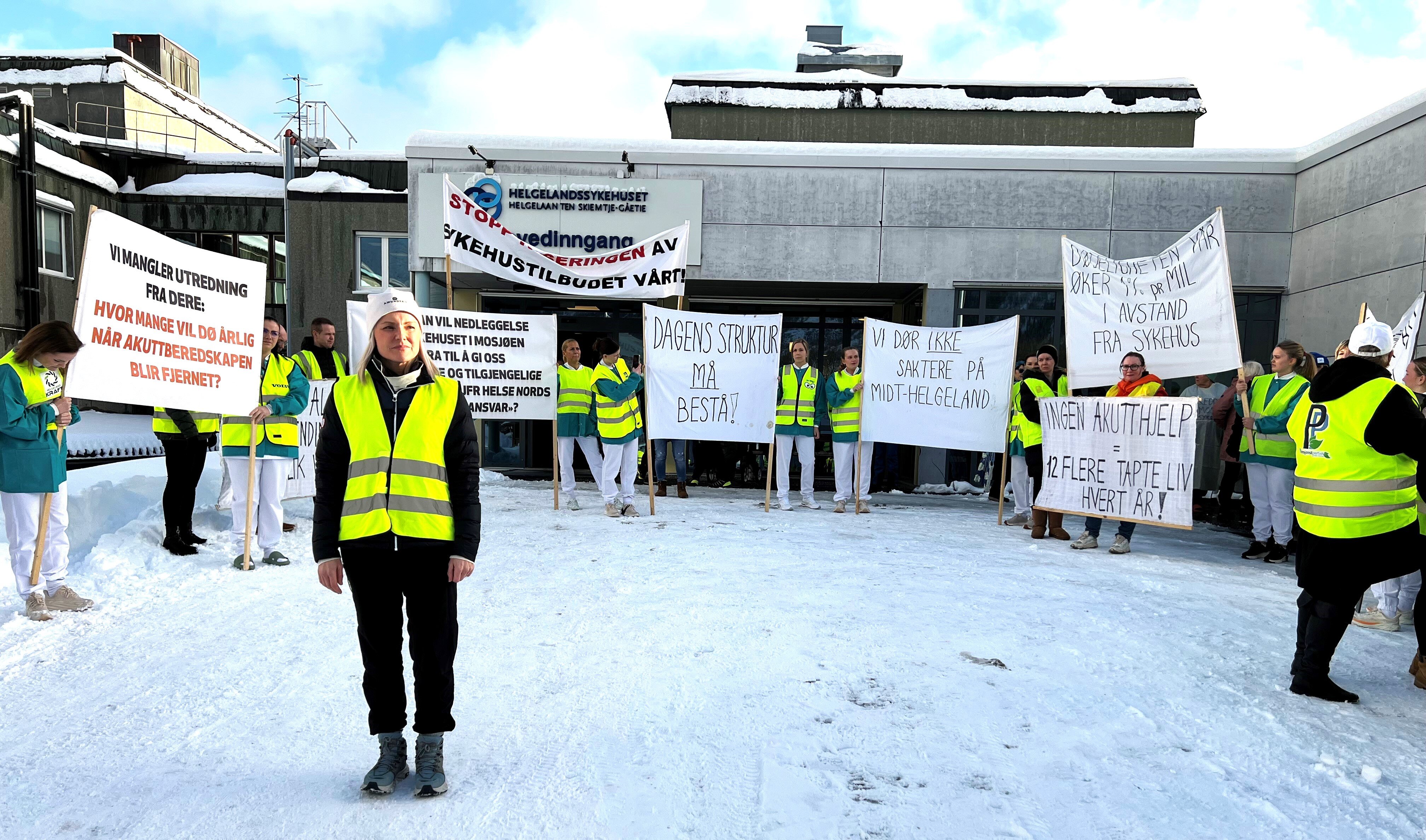 Toril Sørdal foran demonstrantene Bildet viser Toril Sørdal foran demonstrantene