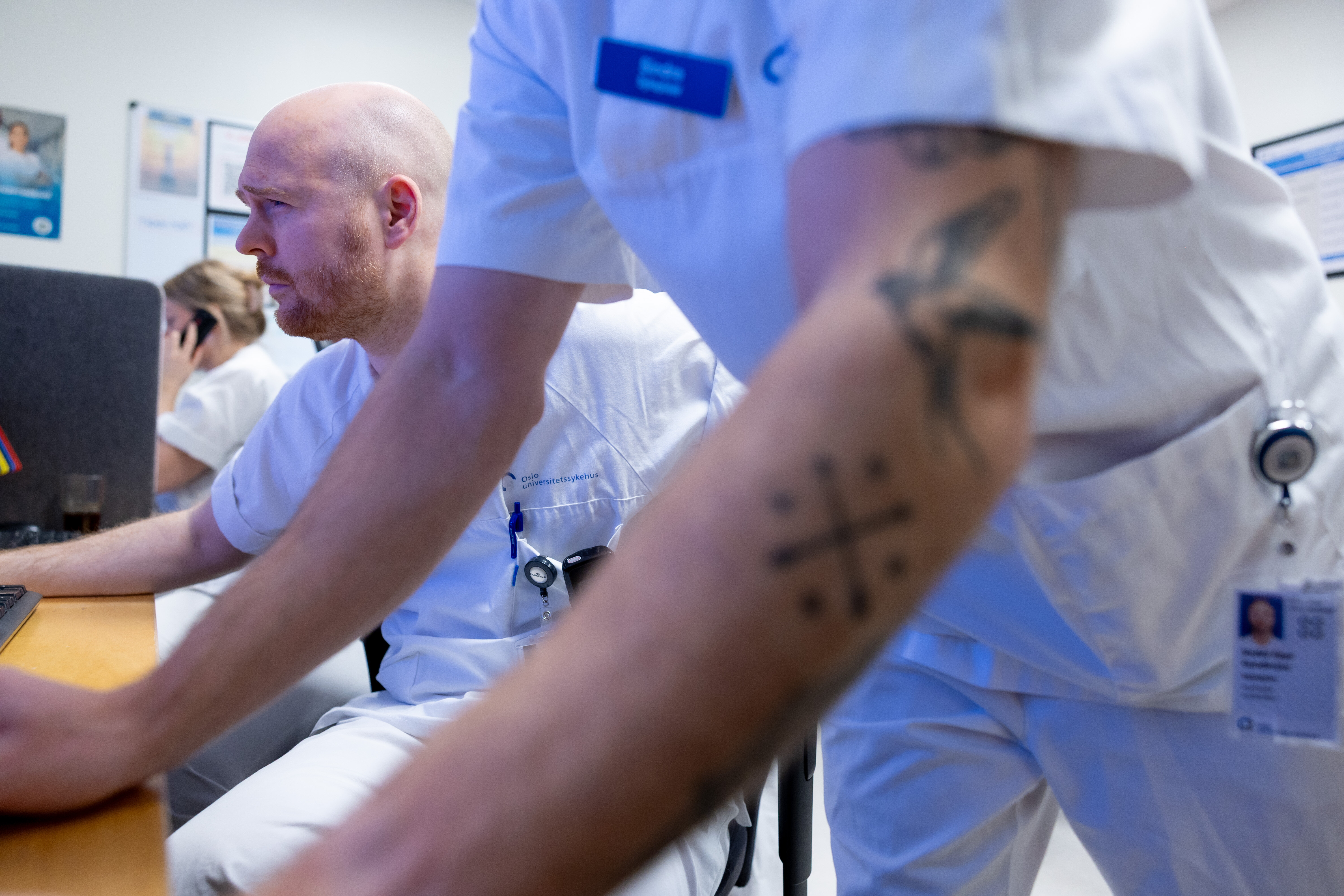 Totovert arm Bildet viser en tatovert arm på en sykepleier