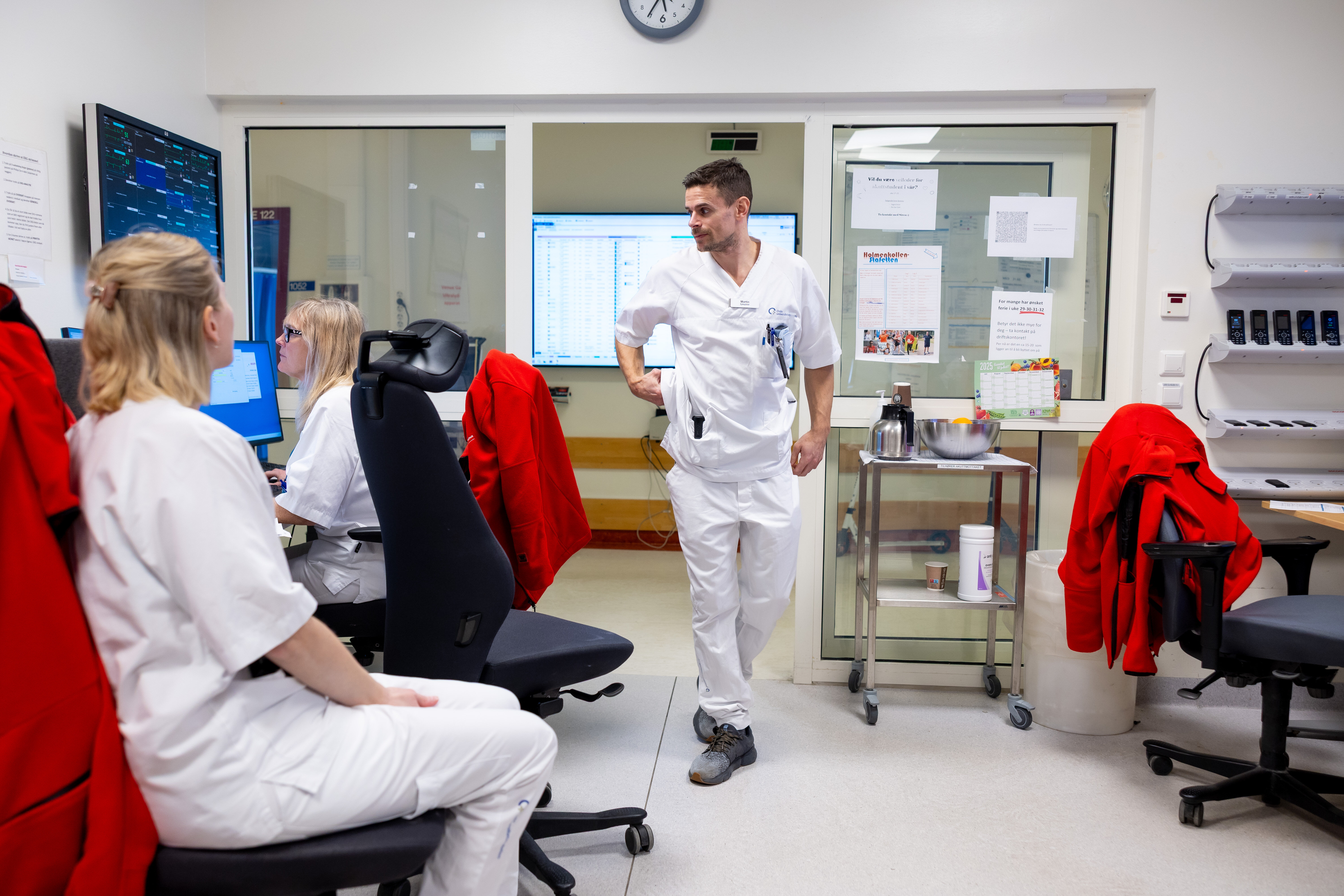 Mannlig sykepleier Bildet viser en mannlig sykepleier på jobb