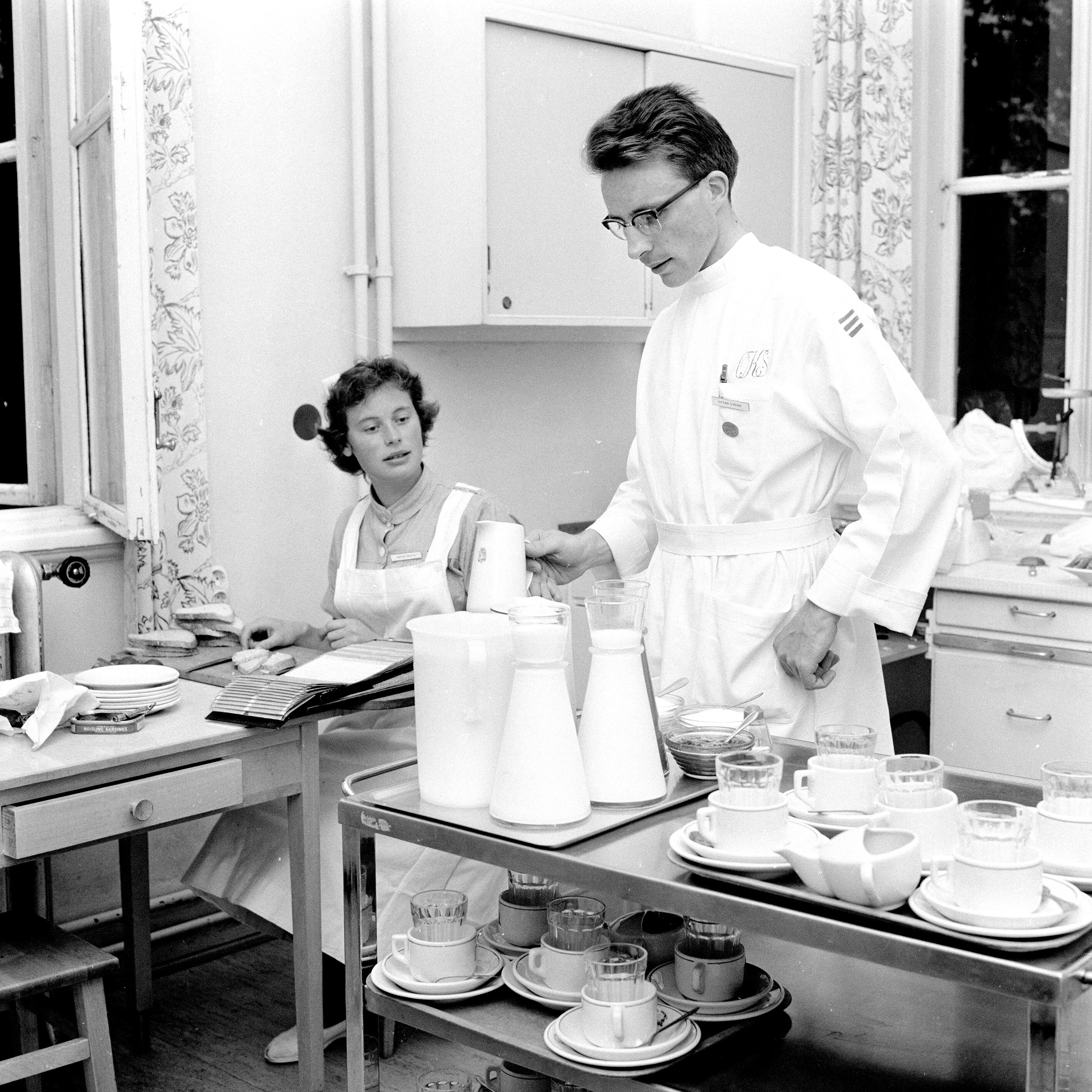 Sykepleierelev, 1960 Bildet viser sykepleierelev Ottar Sveine ved Ullevål sykehus i oslo i 1960