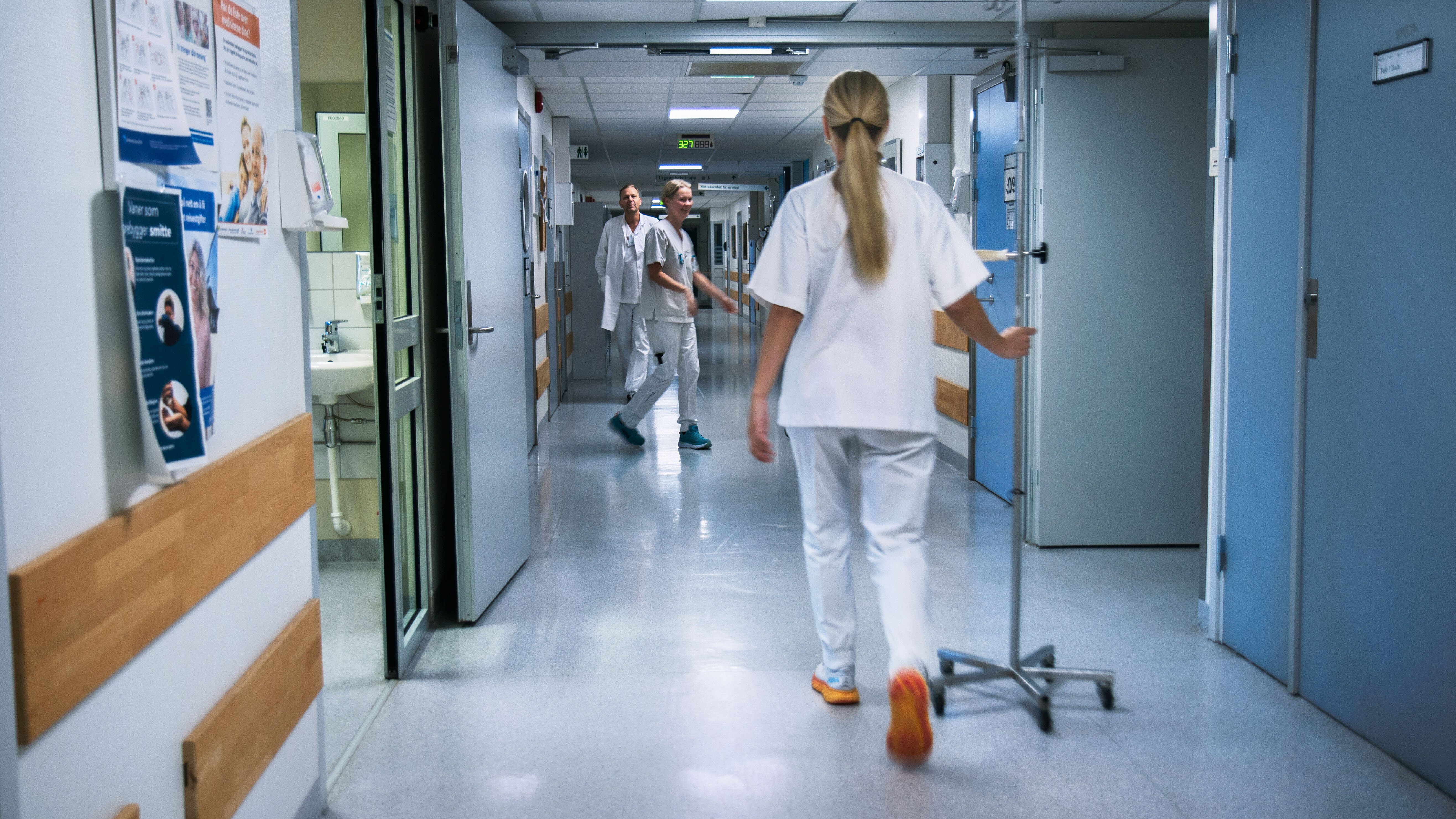 Bildet viser sykepleier i korridor