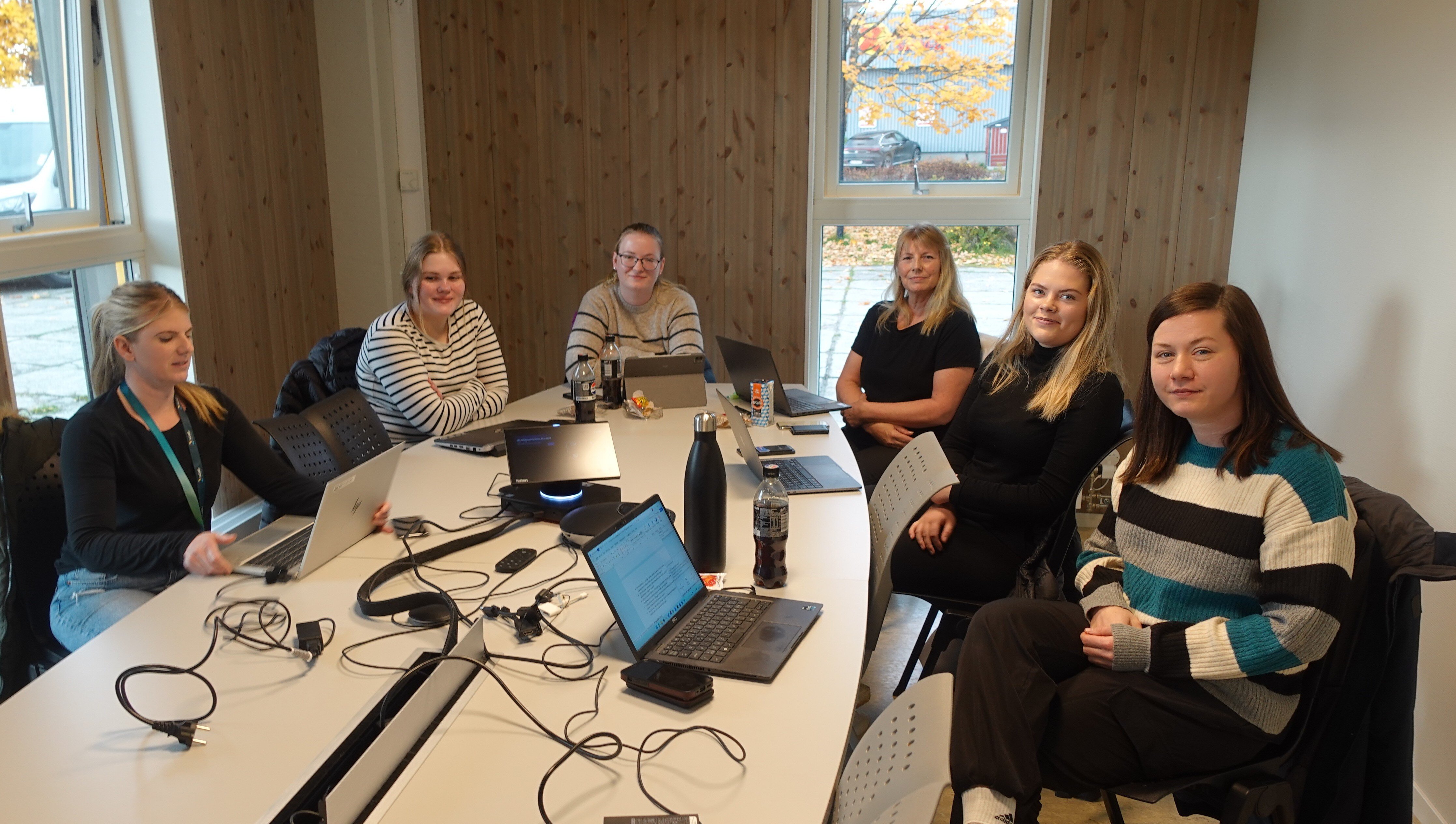 Bildet viser et evalueringsmøte med studenter