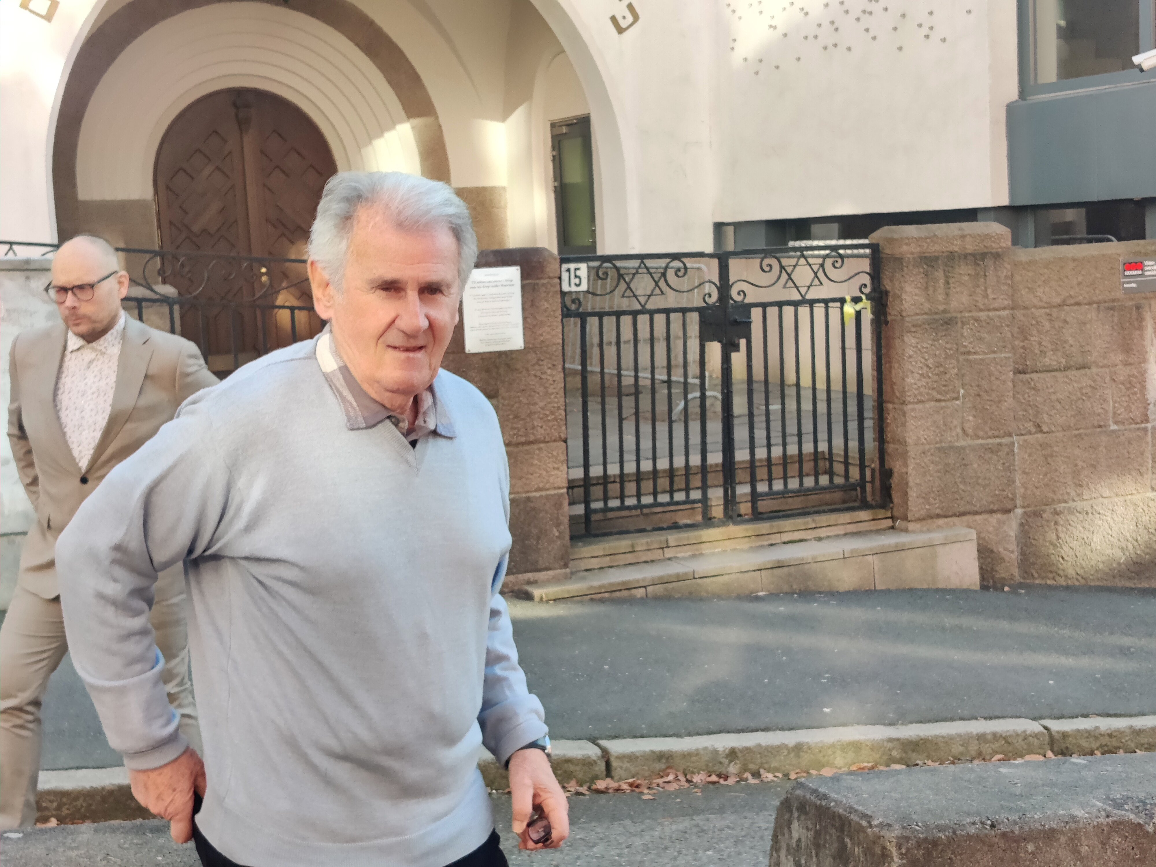 Bildet viser at lege Rolf Kirschner (foran) og styreleder Martin Gaarder i Det Mosaiske Trossamfund i Oslo går ut av synagogen i Oslo.