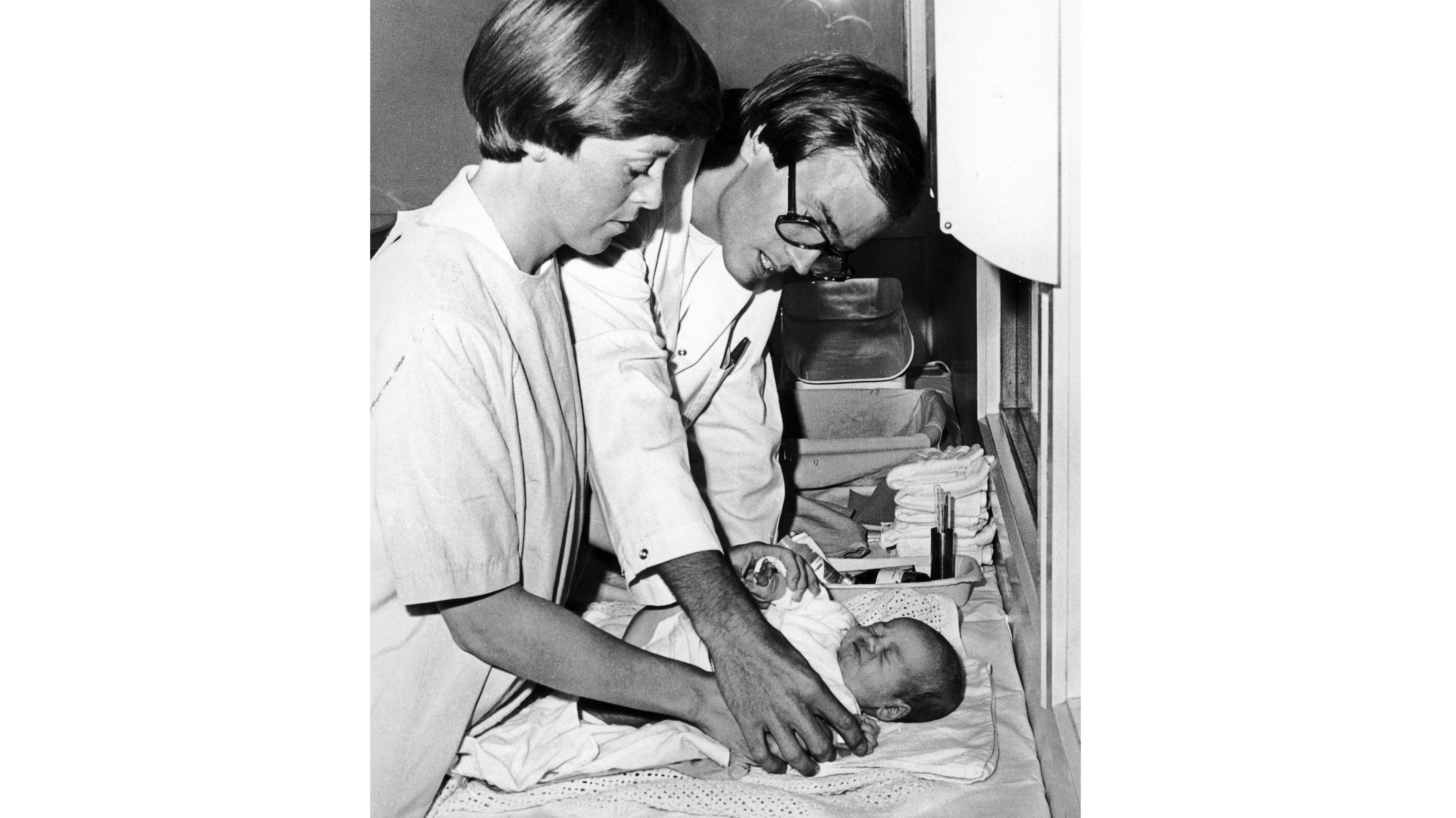 Kirsti og Jan Bakke Bildet viser jordmødrene Kirsti og Jan Bakke