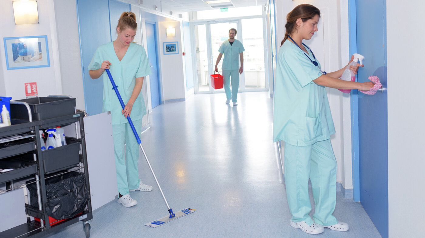 Bildet viser helsepersonell som gjør rengjøringsoppgaver på et sykehus 