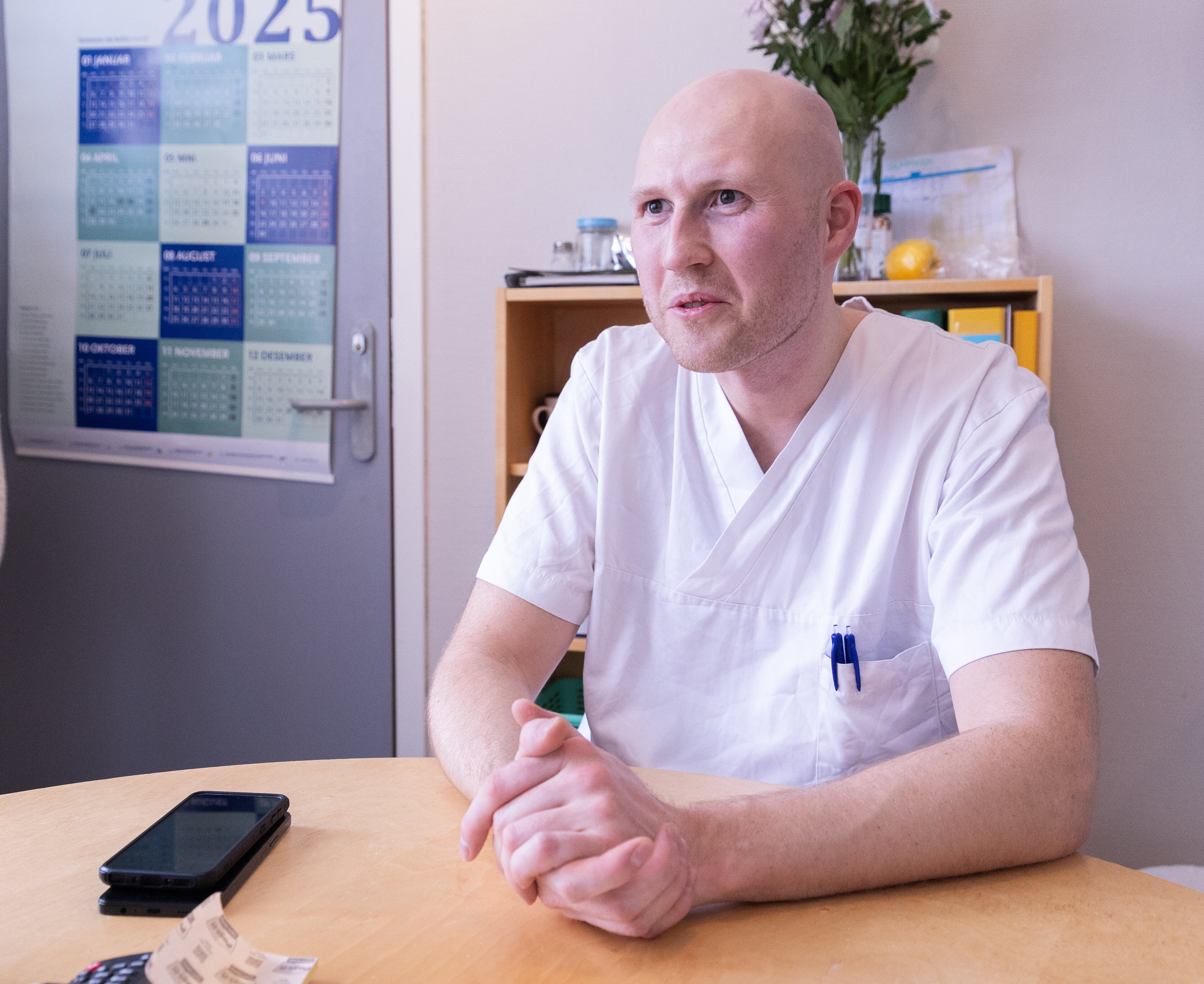 Bildet viser sykepleier Bjørn Ravatsås på Skjervøy sykehjem