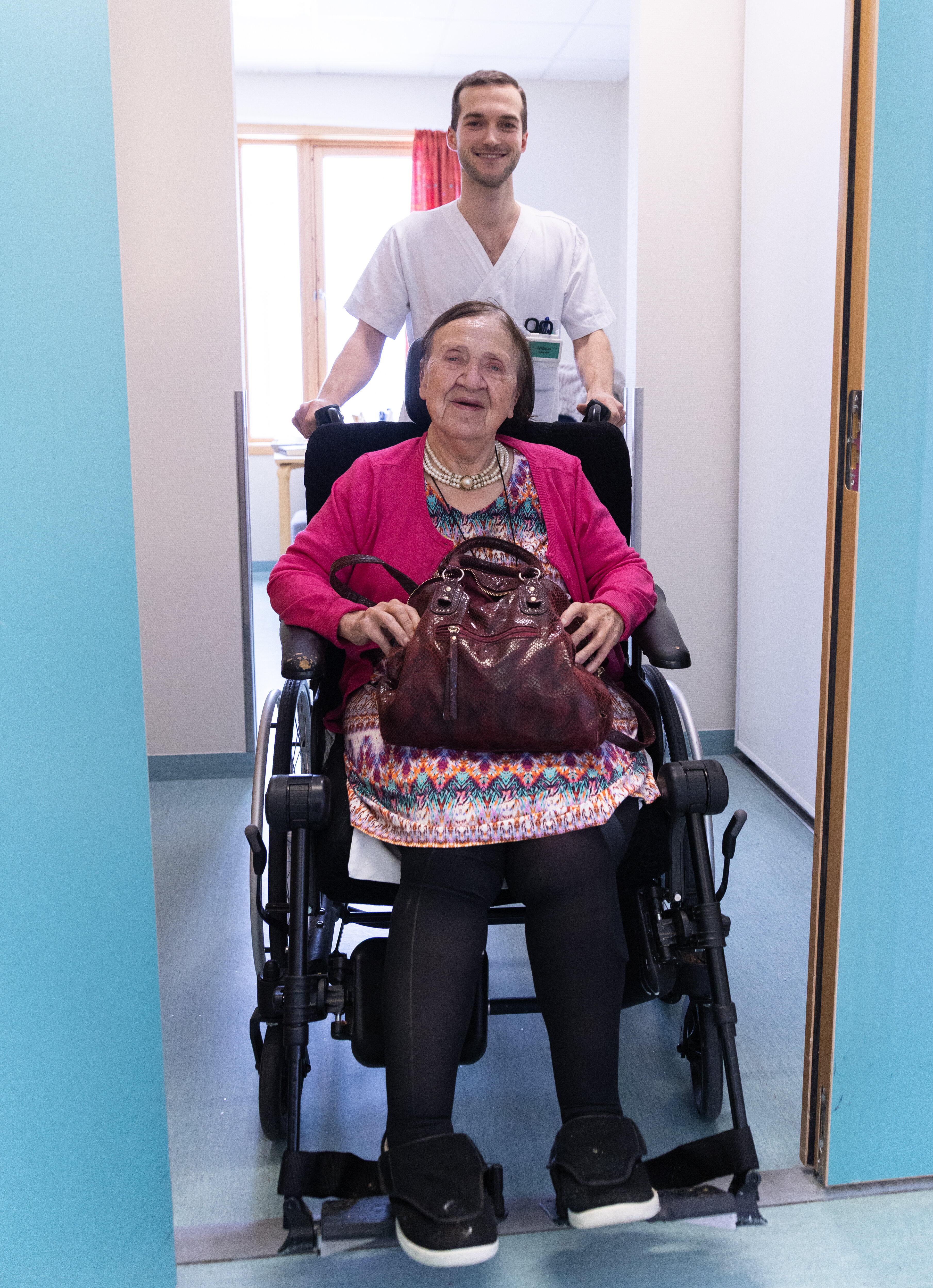 Andreas Bjelle og beboer Aase Iversen på Skjervøy sykehjem