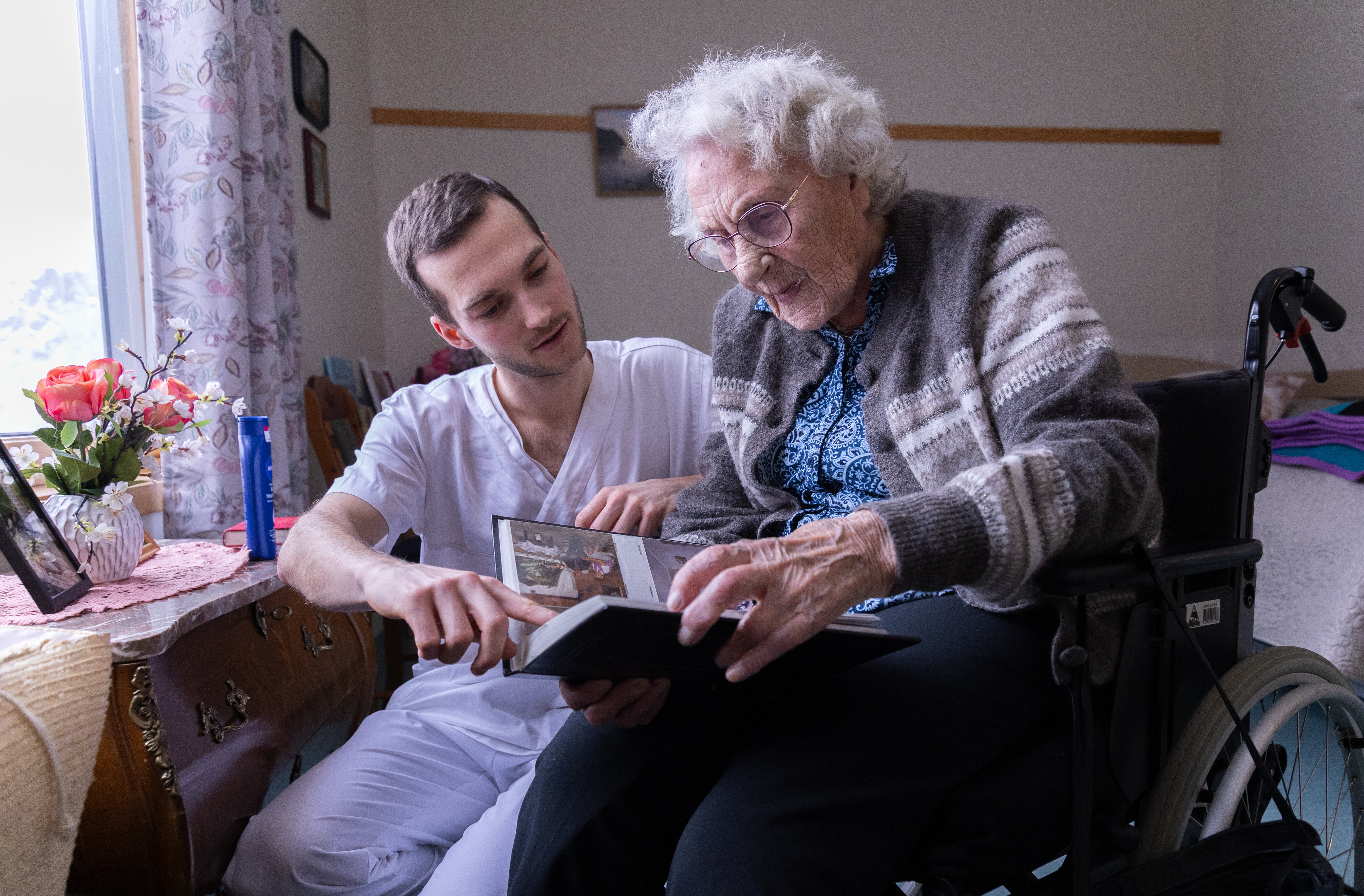 Sykepleier Andreas Bjelle og beboer Kirstine Andersen på Skjervøy sykehjem