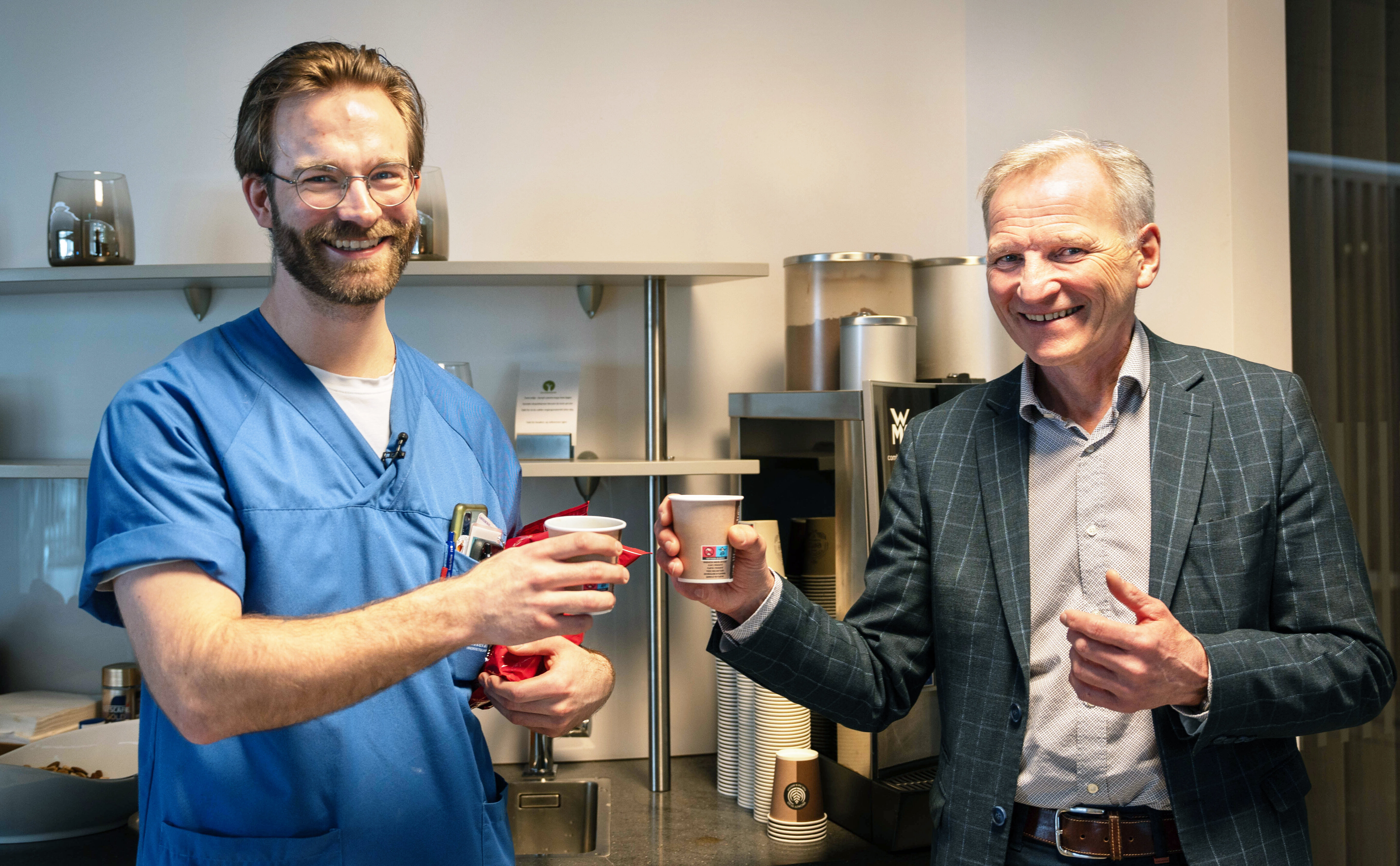 Bildet viser sykepleier Lars Pilskog og sykehusdirektøren med kaffekopper Lars Pilskog og sylehusdirektøren