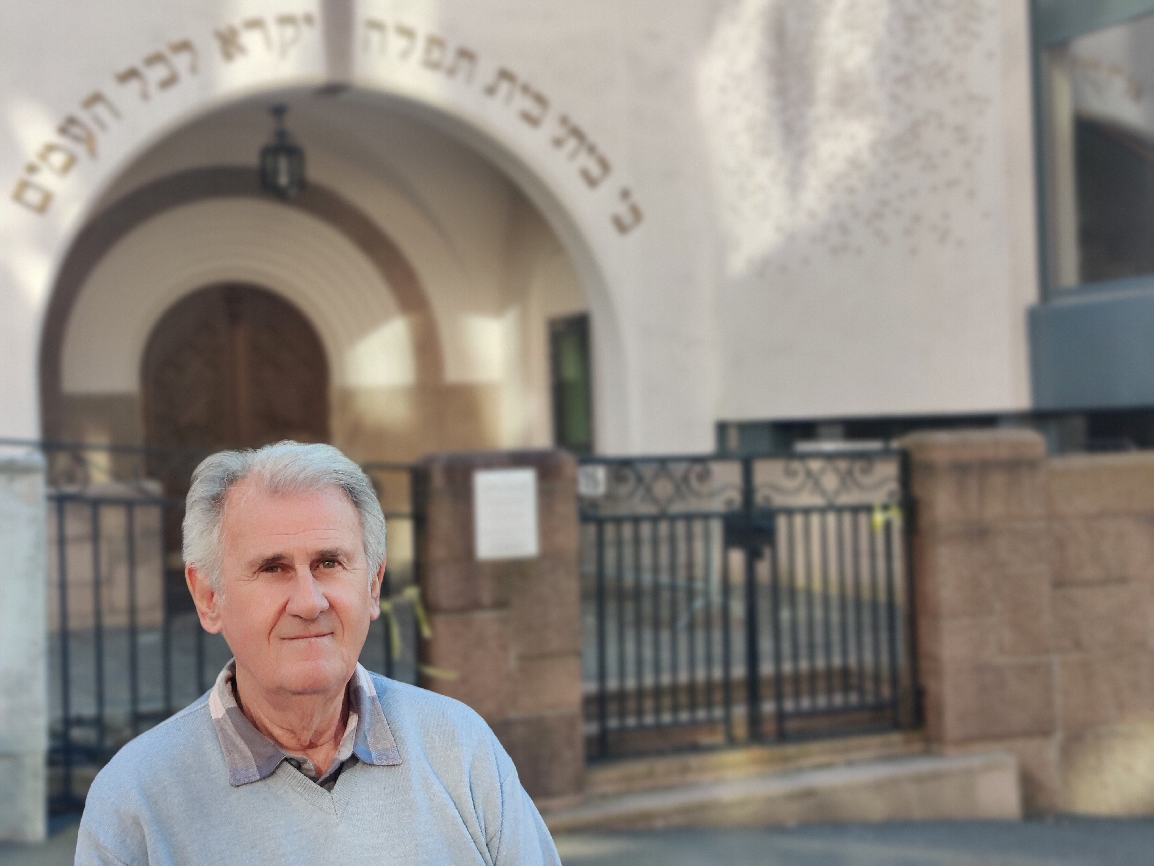 Bildet viser Rolf Kirschner utenfor synagogen i Oslo