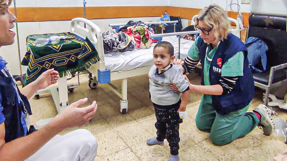 Bildet viser Kristin Vollan og Bjørn Eng med gutt i Gaza