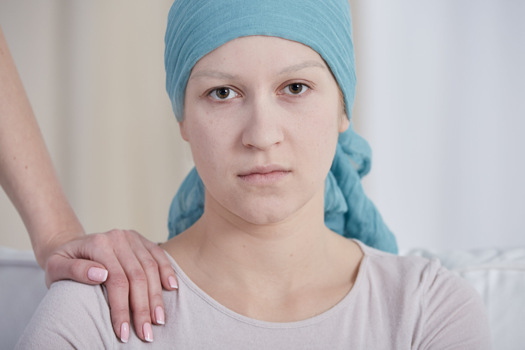 Bildet viser en ung dame som har kreft og er deprimert