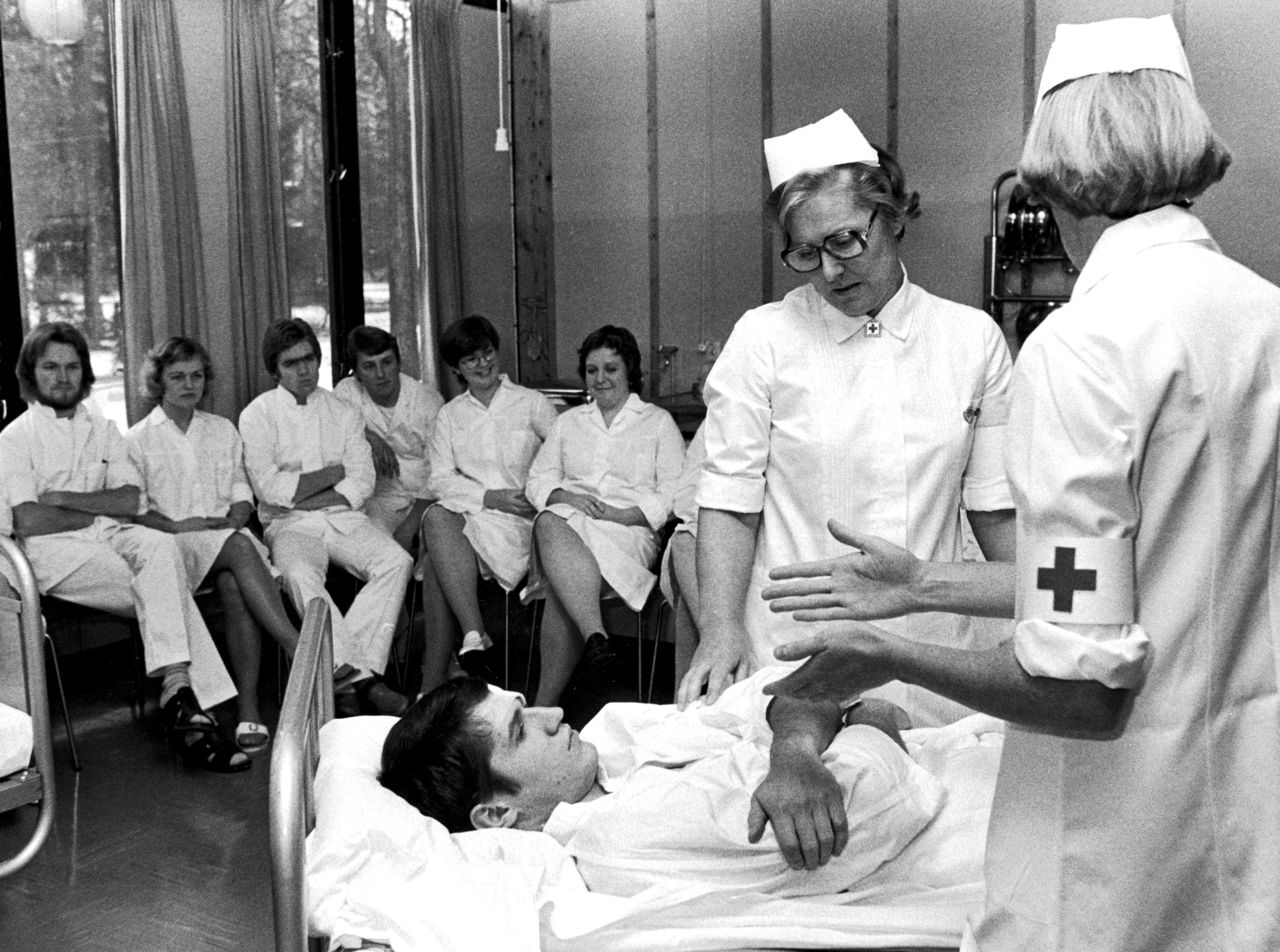 Røde Kors sykepleierskole Bildet viser sykepleiere fra Røde Kors sykepleierskole i 1976