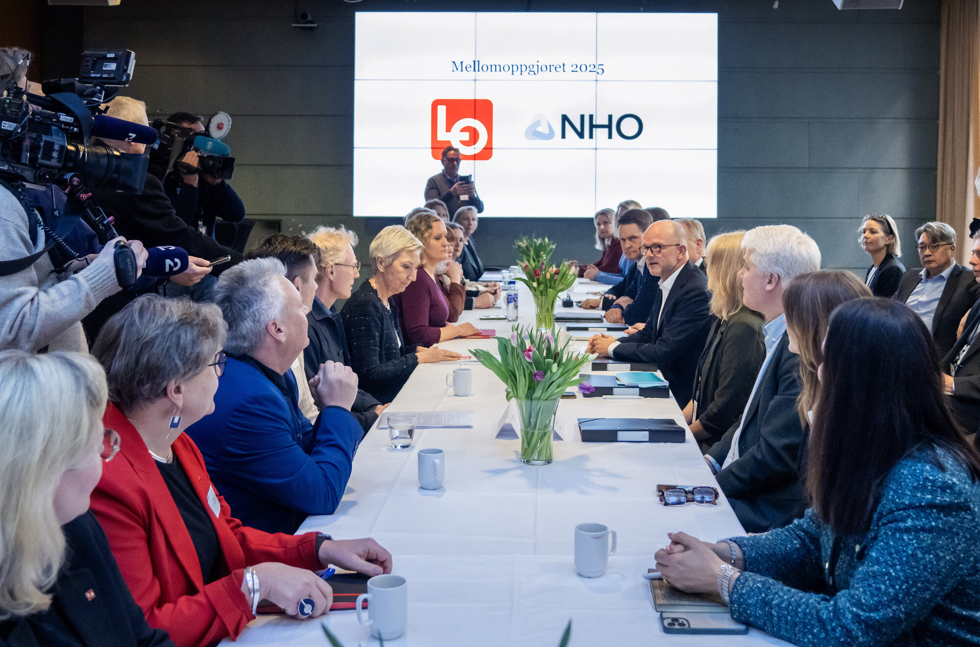 bilde av møte mellom LO og NHO