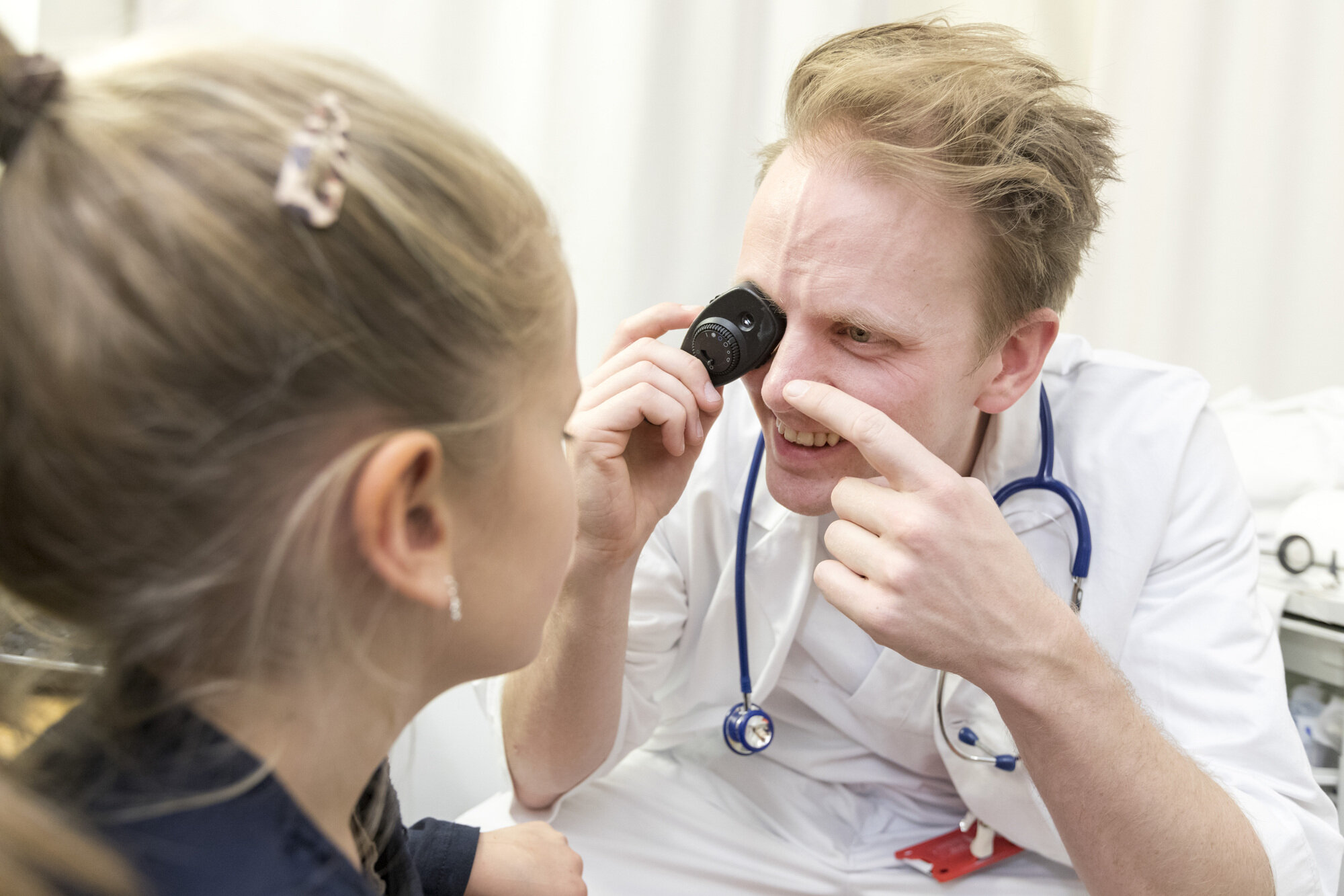 Bildet viser et barn som blir sjekket av fastlege. Illustrasjonsfoto. 