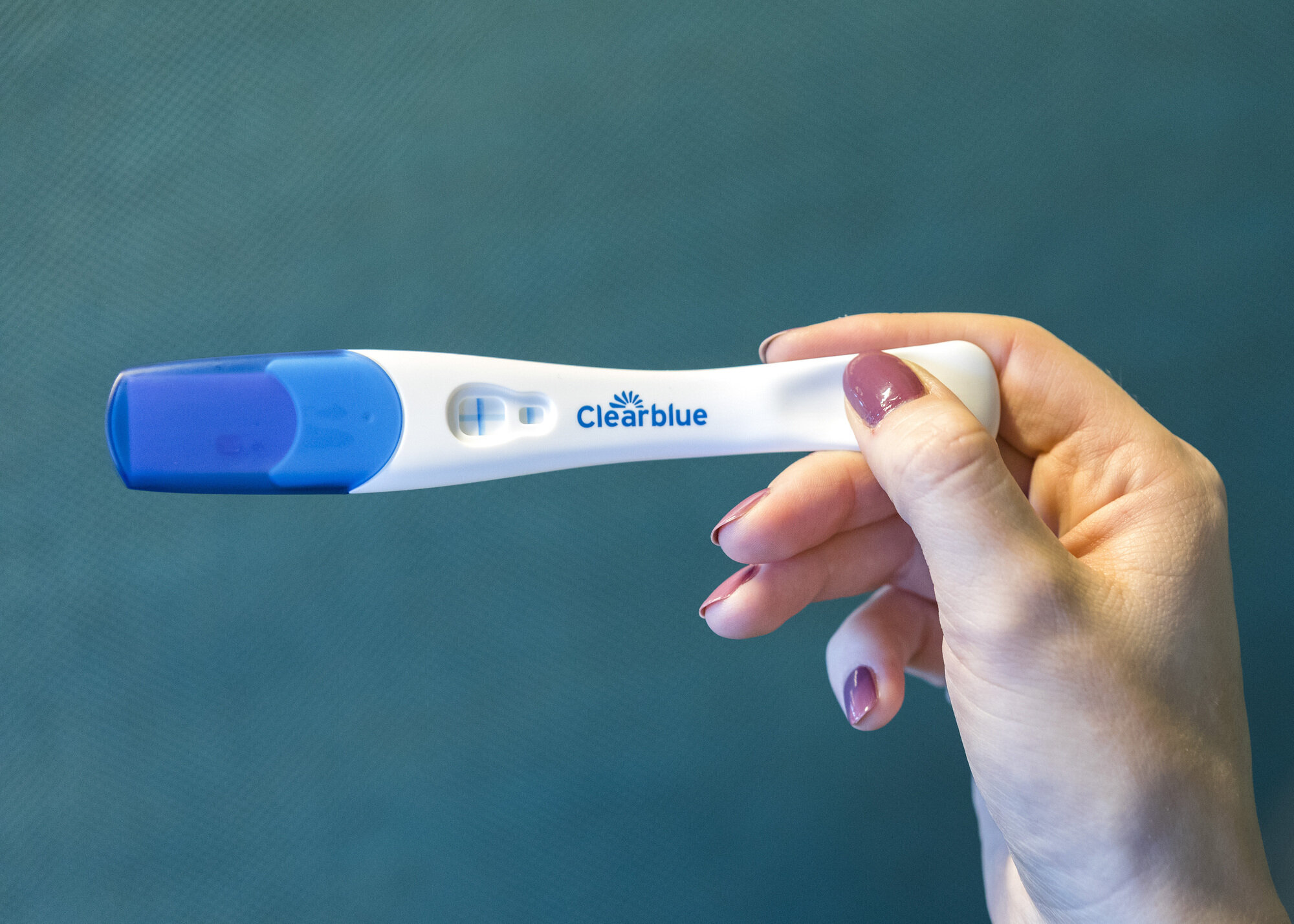 Positiv graviditetstest. Bildet viser positiv graviditetstest.