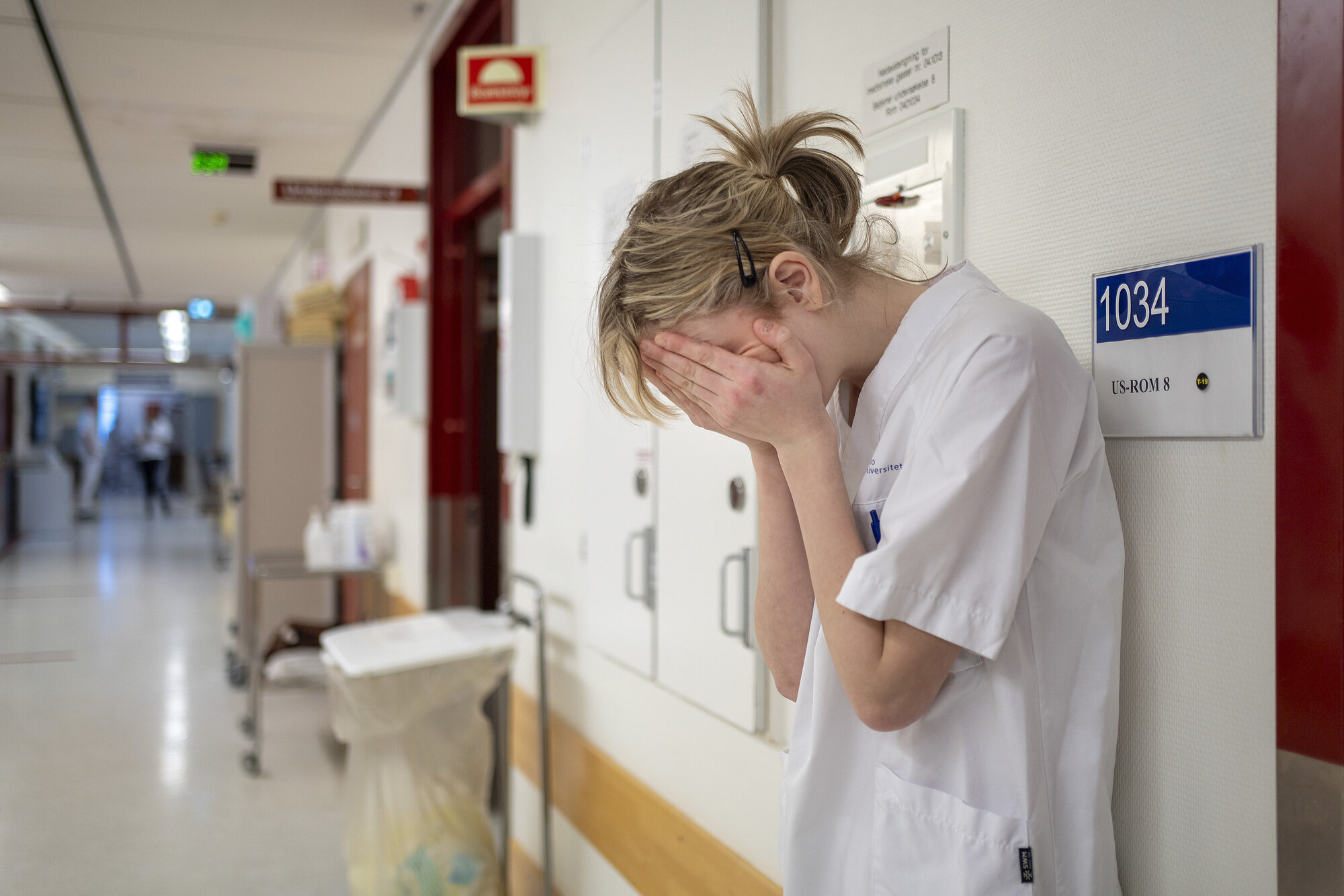 Bilde av sykepleier i sykehuskorridor