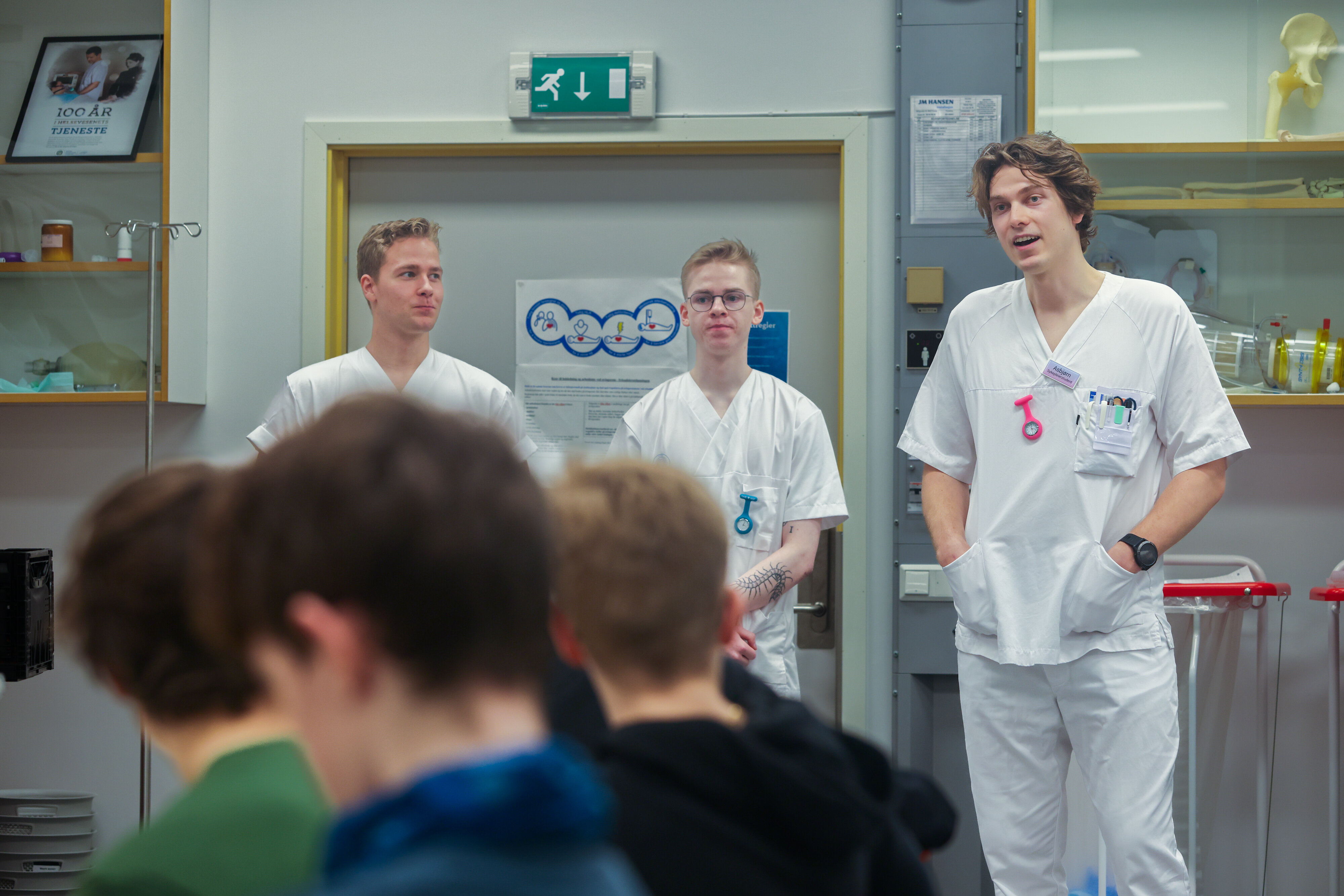 Sykepleierstudenter i Tromsø Sykepleierstudenter i Tromsø forteller om faget til skoleelever