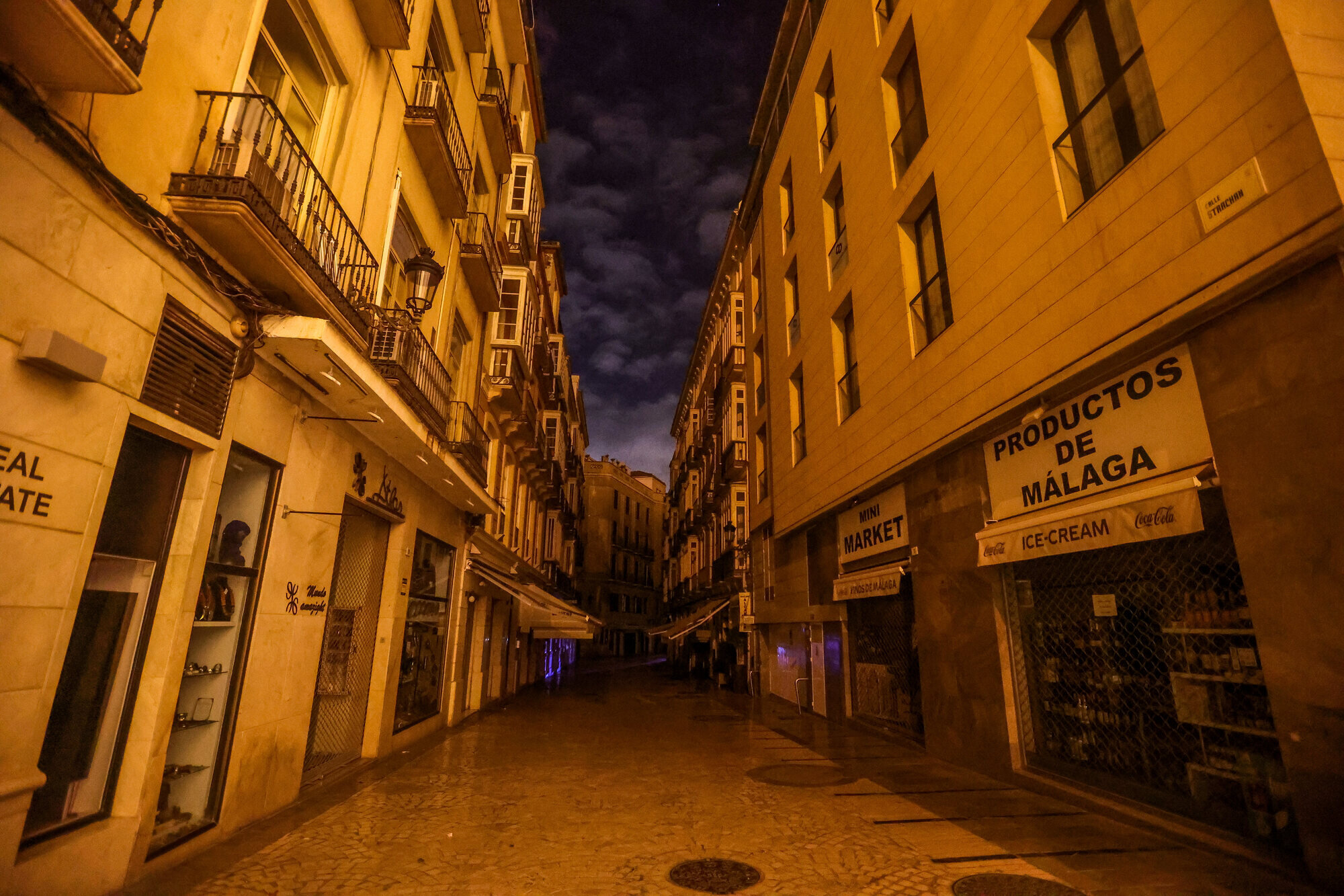 Bilde av mørklagt gate i Malaga i Spania