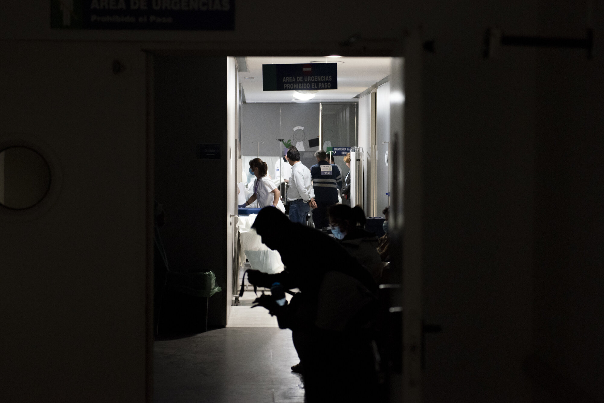 Bildet viser helsepersonell på sykehus rammet av strømbrudd i Spania. Bildet viser helsepersonell på sykehus rammet av strømbrudd i Spania.