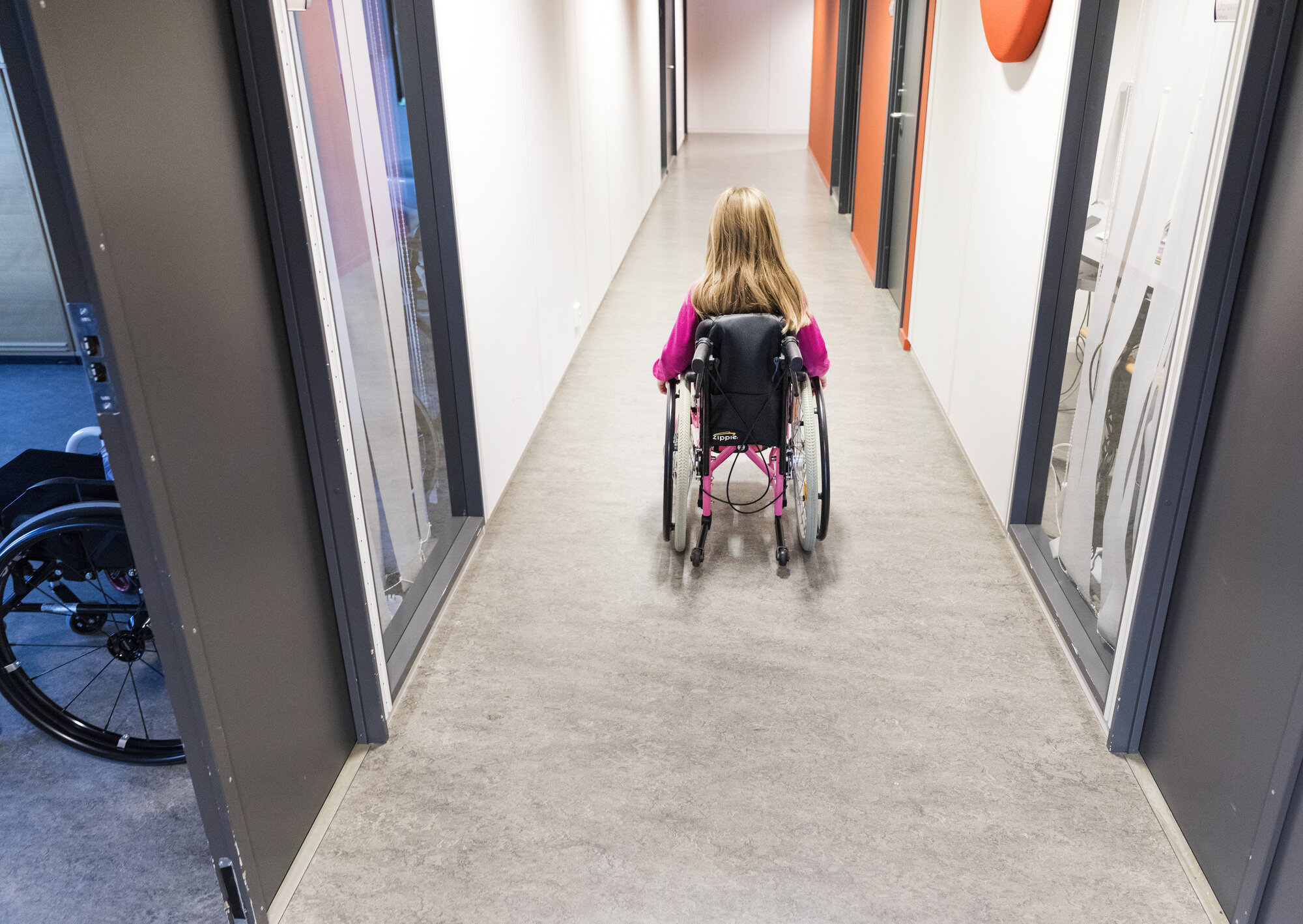 Person i rullestol. Illustrasjonsbilde. Person i rullestol.