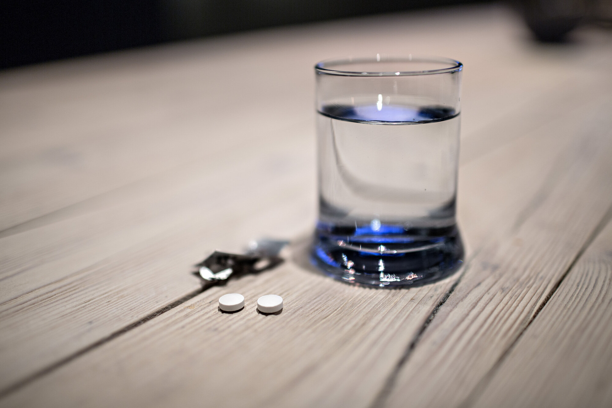 Illustrasjonsfoto. Tabletter ved glass Illustrasjonsfoto. Tabletter ved glass