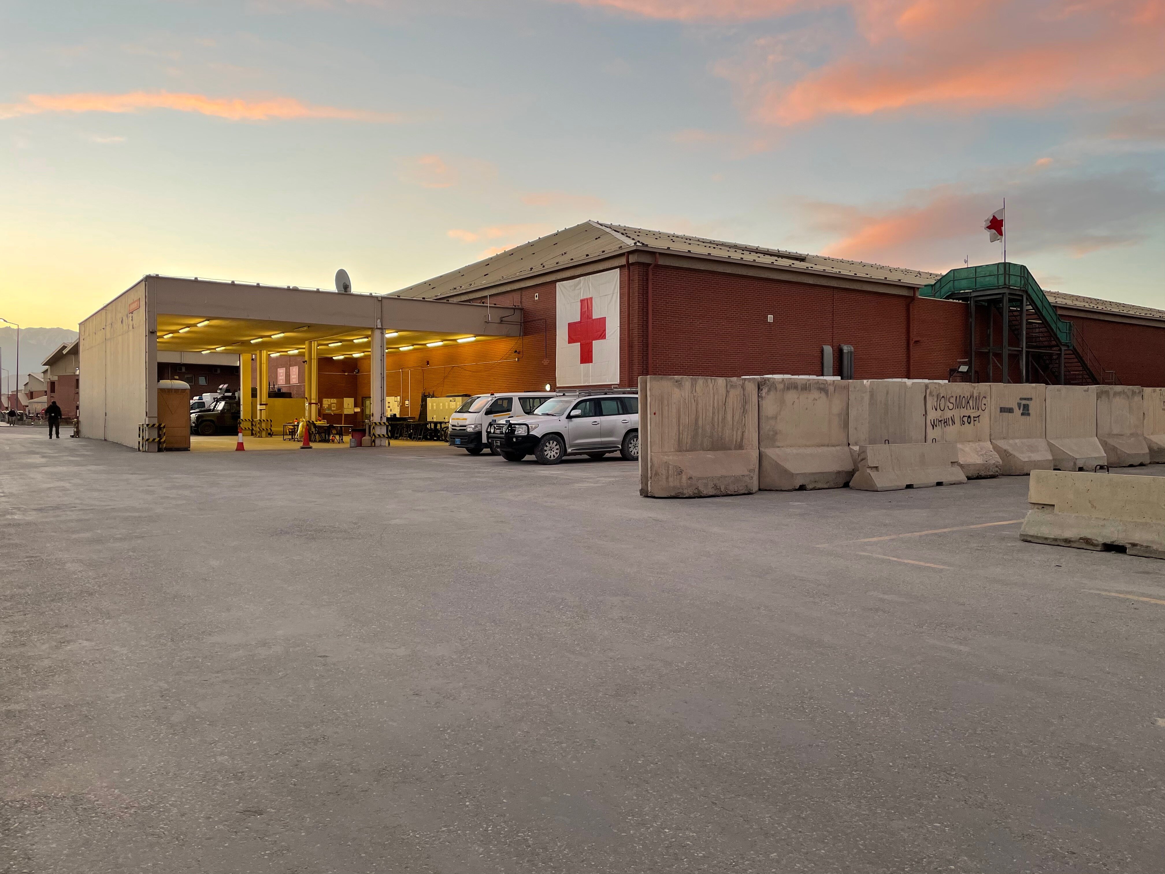 Bildet viser inngangen til akuttmottaket på feltsykehuset.