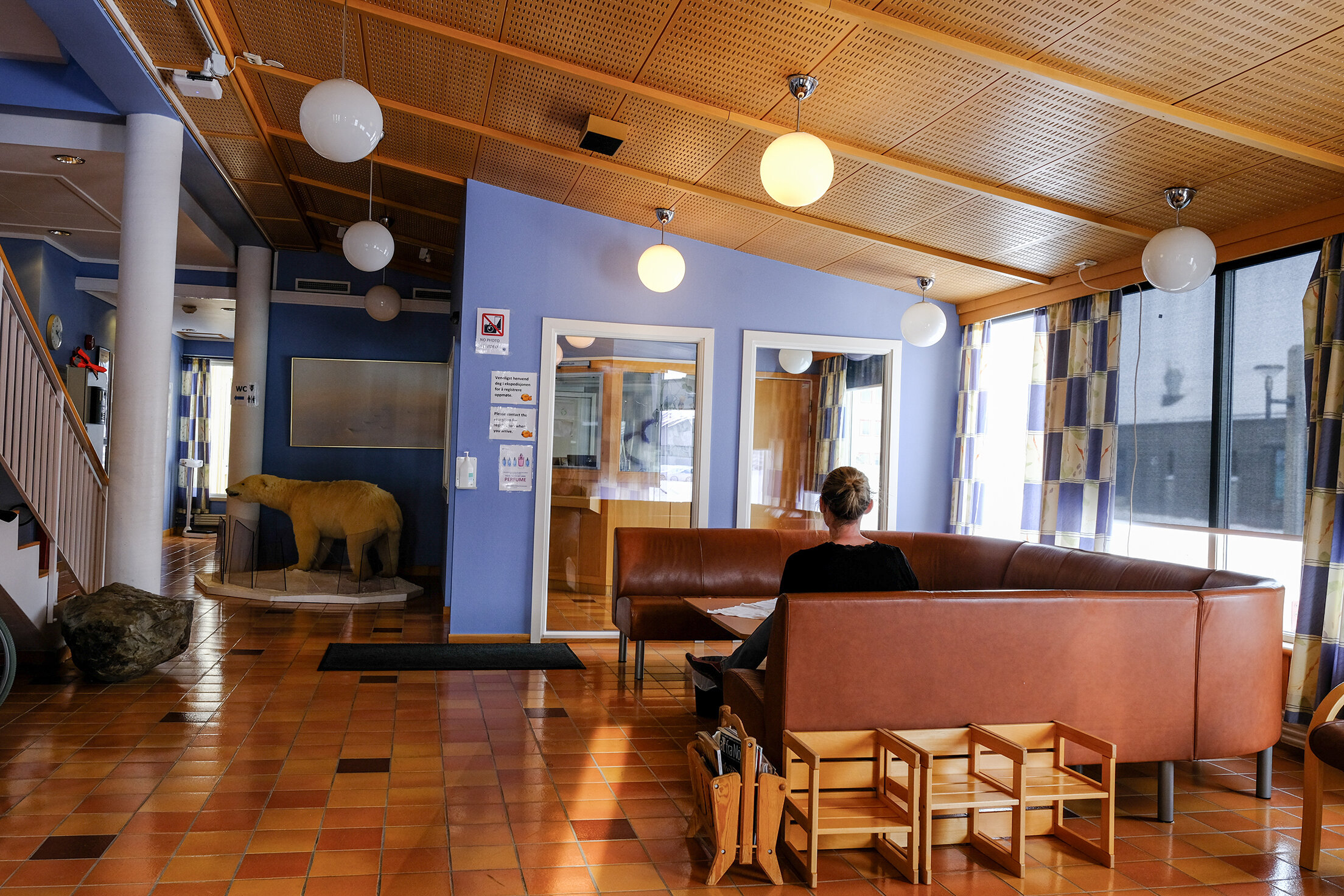 Bilde viser dame inne på Longyearbyen sykehus