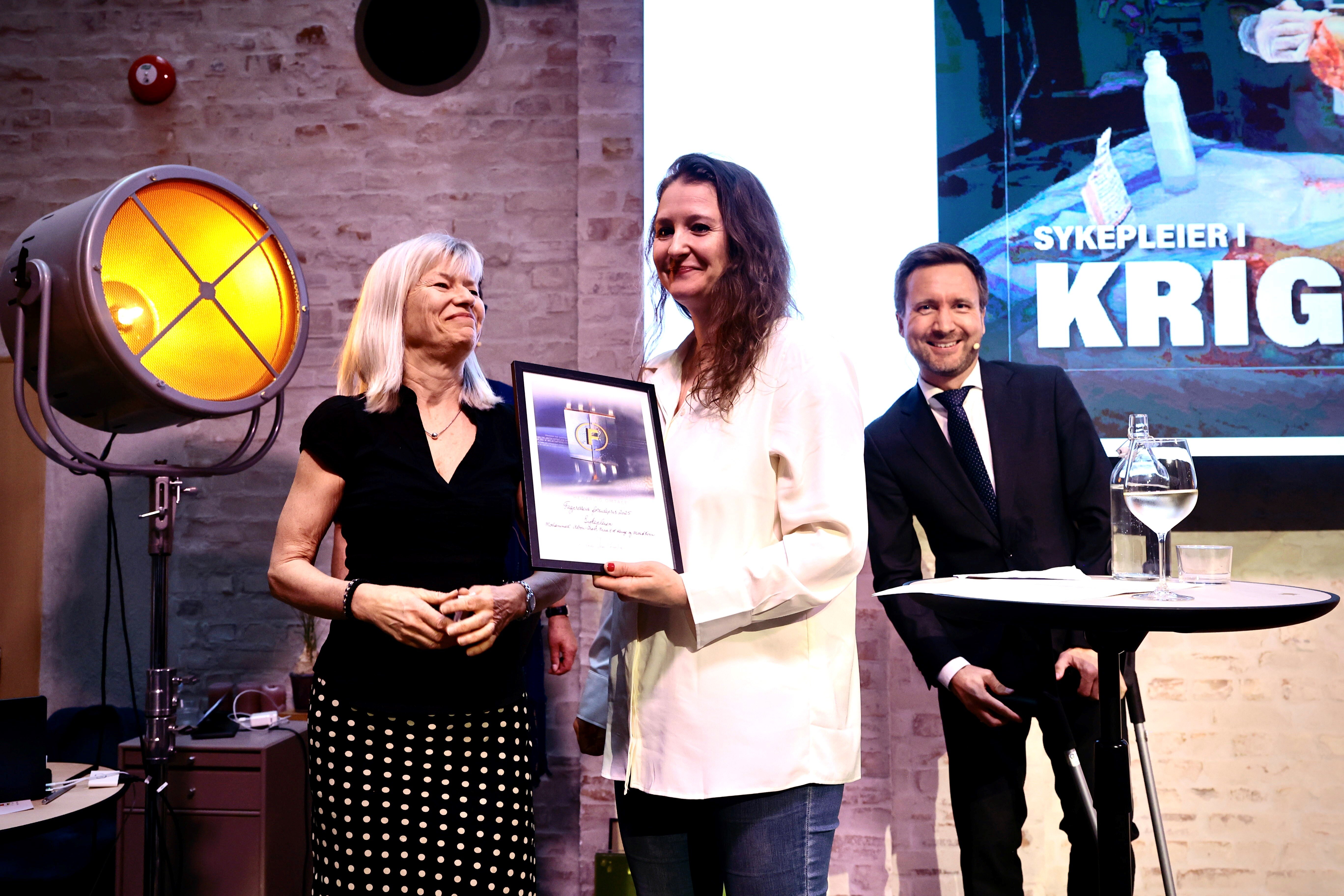 Bildet viser Marit Fonn og Nina E. H. Hauge i Sykepleien sammen med vaktsjef Håkon Mosvold Larsen i NTB.