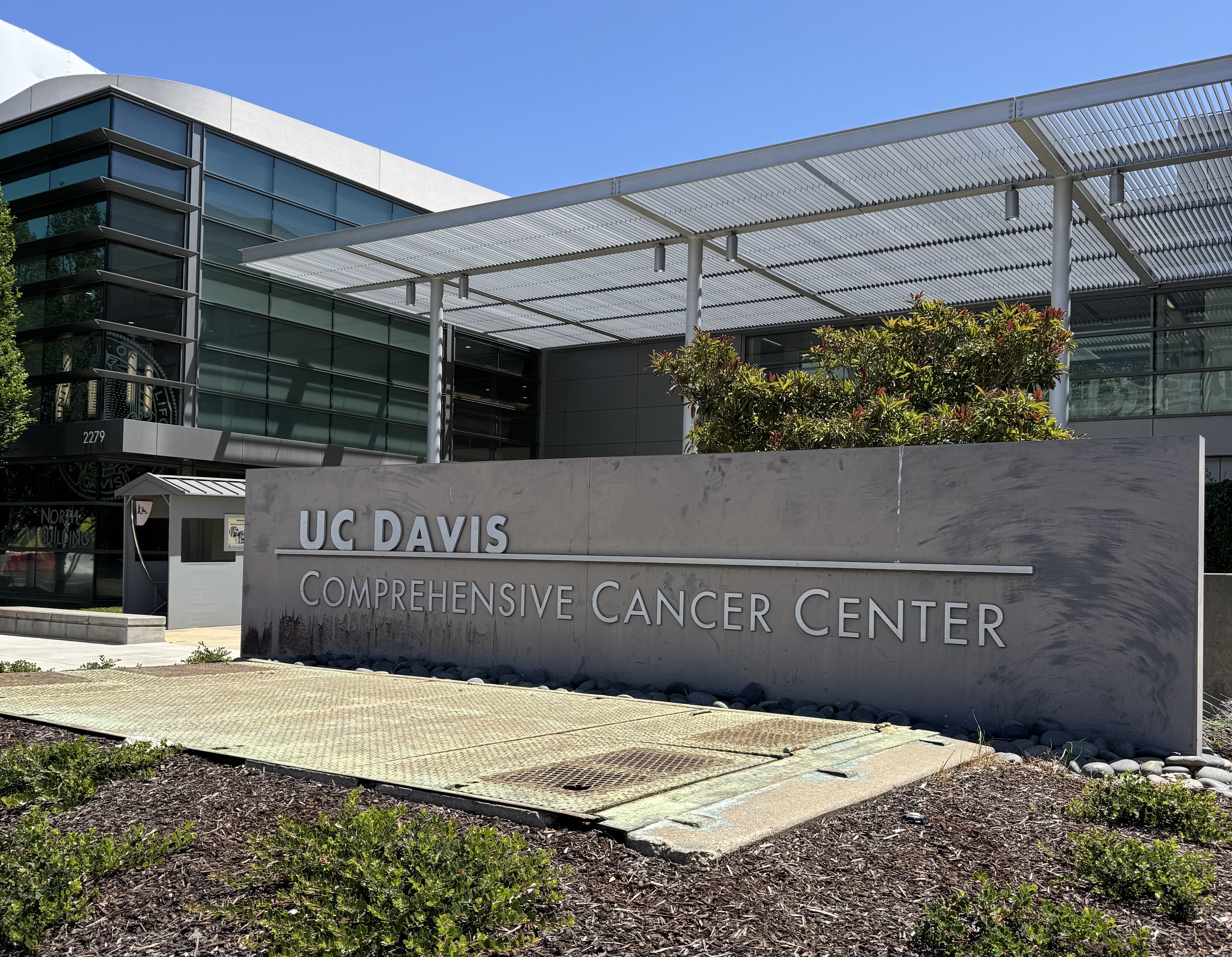 UC Davis Medical Center. Bildet viser utsiden av UC Davis Medical Center.