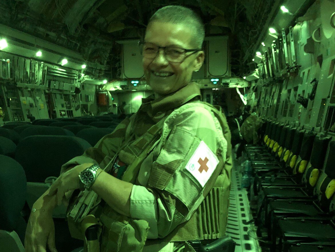 Bildet viser Berit Karita Mørseth inne i flyet.