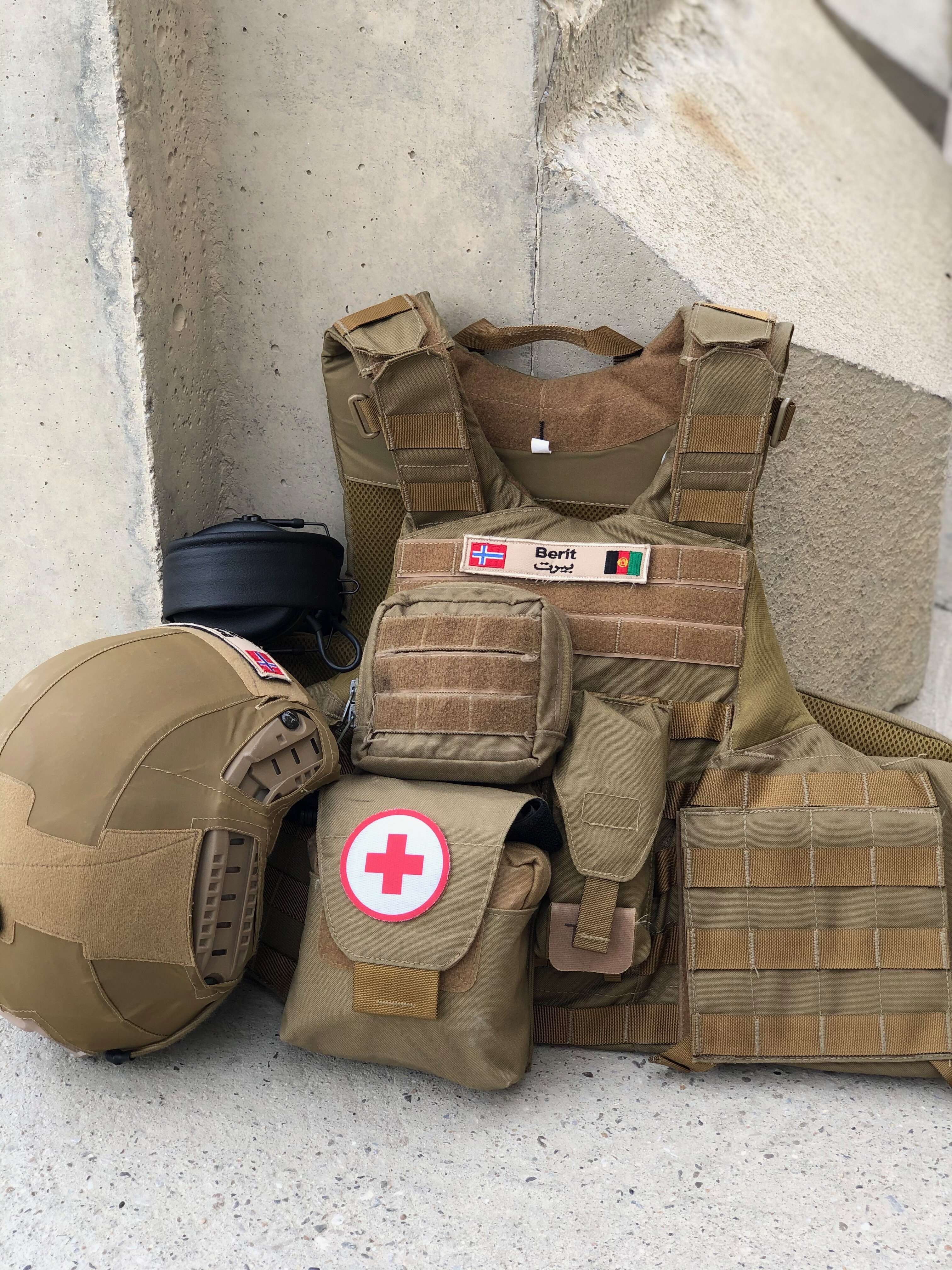 Bildet viser hjelm, vest og personlig sanitetssats.