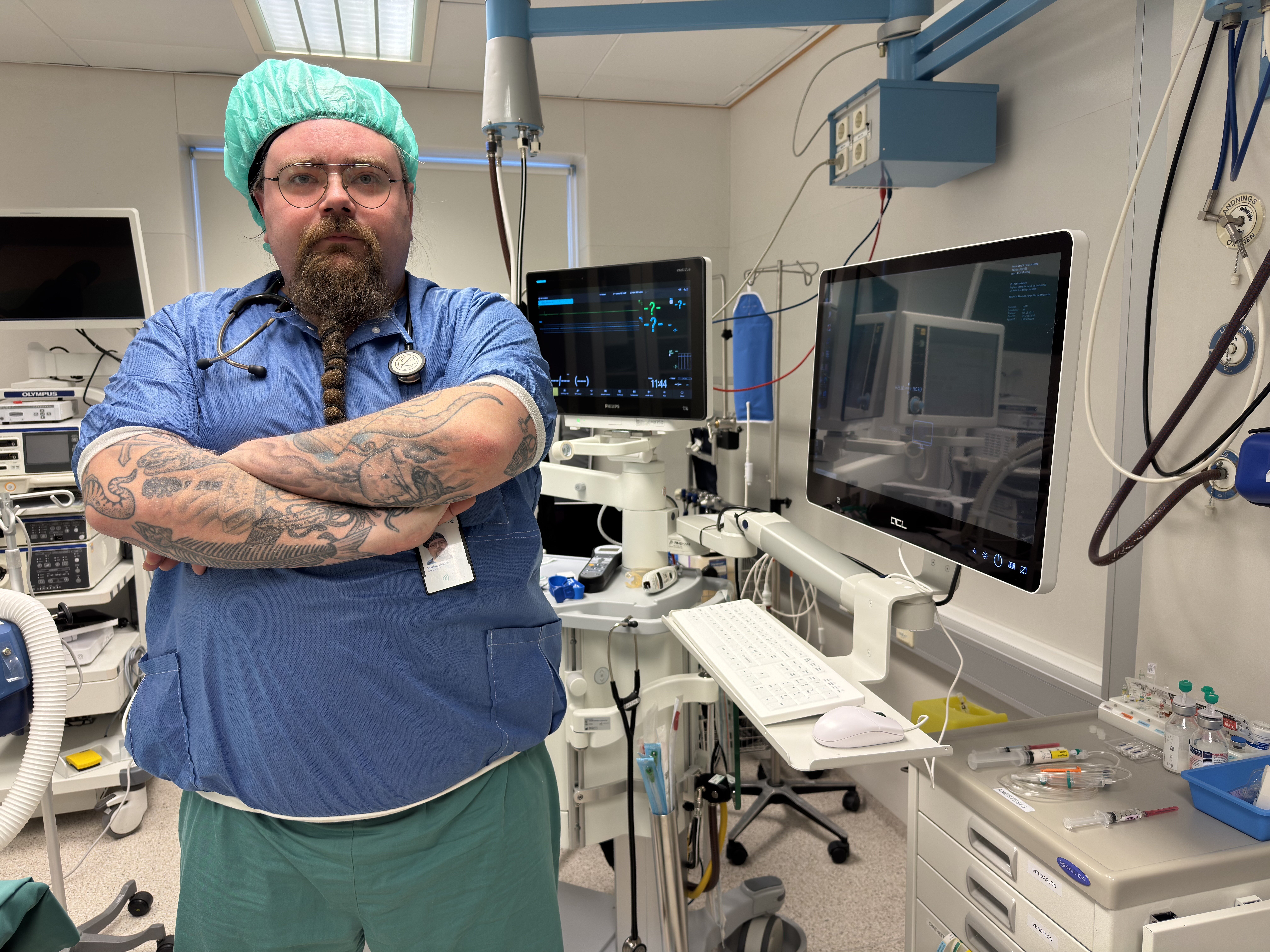 Bildet viser Markus Ljøkjell på jobb. Han står med armene i kors.