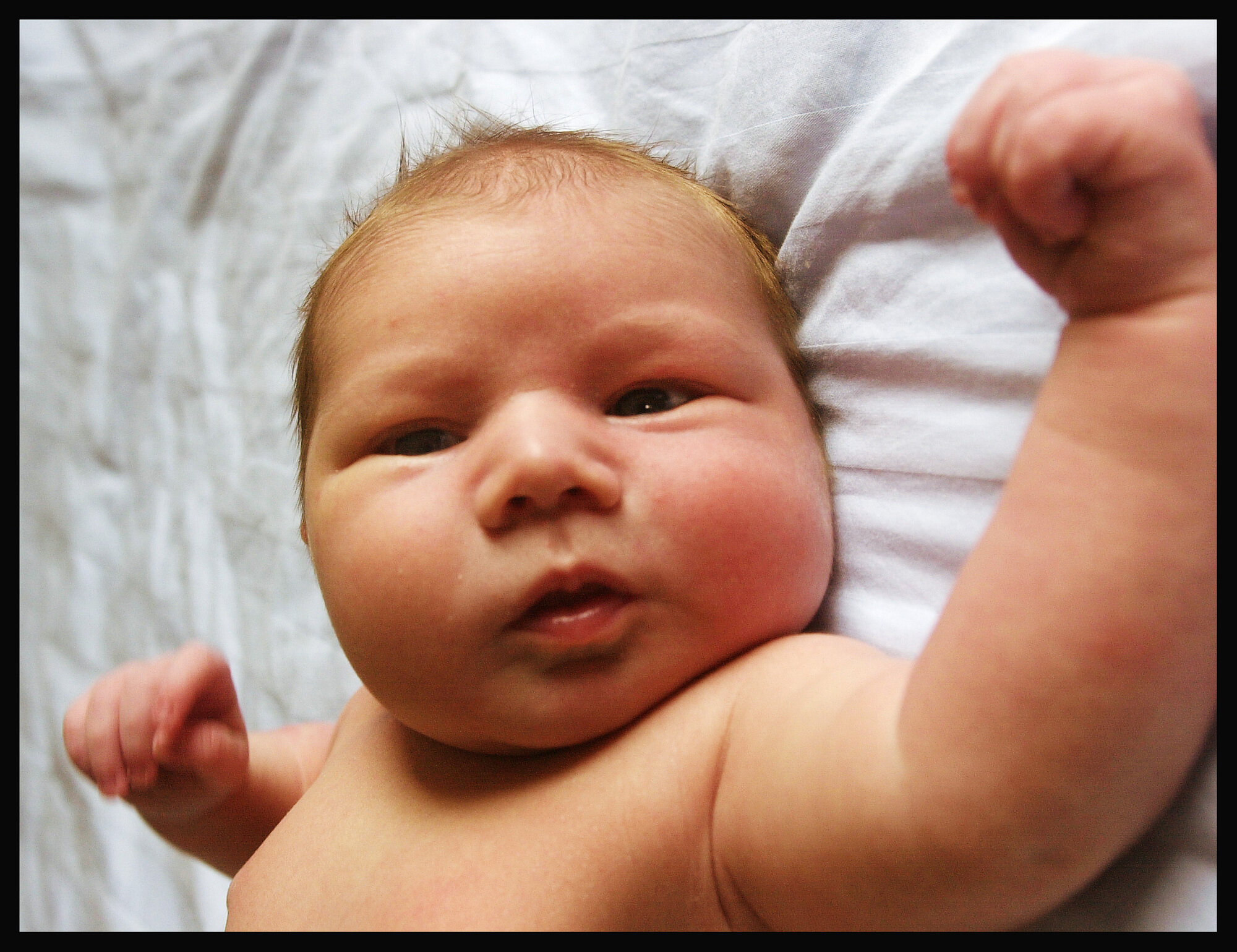 Bildet viser en nyfødt guttebaby. Bildet viser en nyfødt guttebaby.