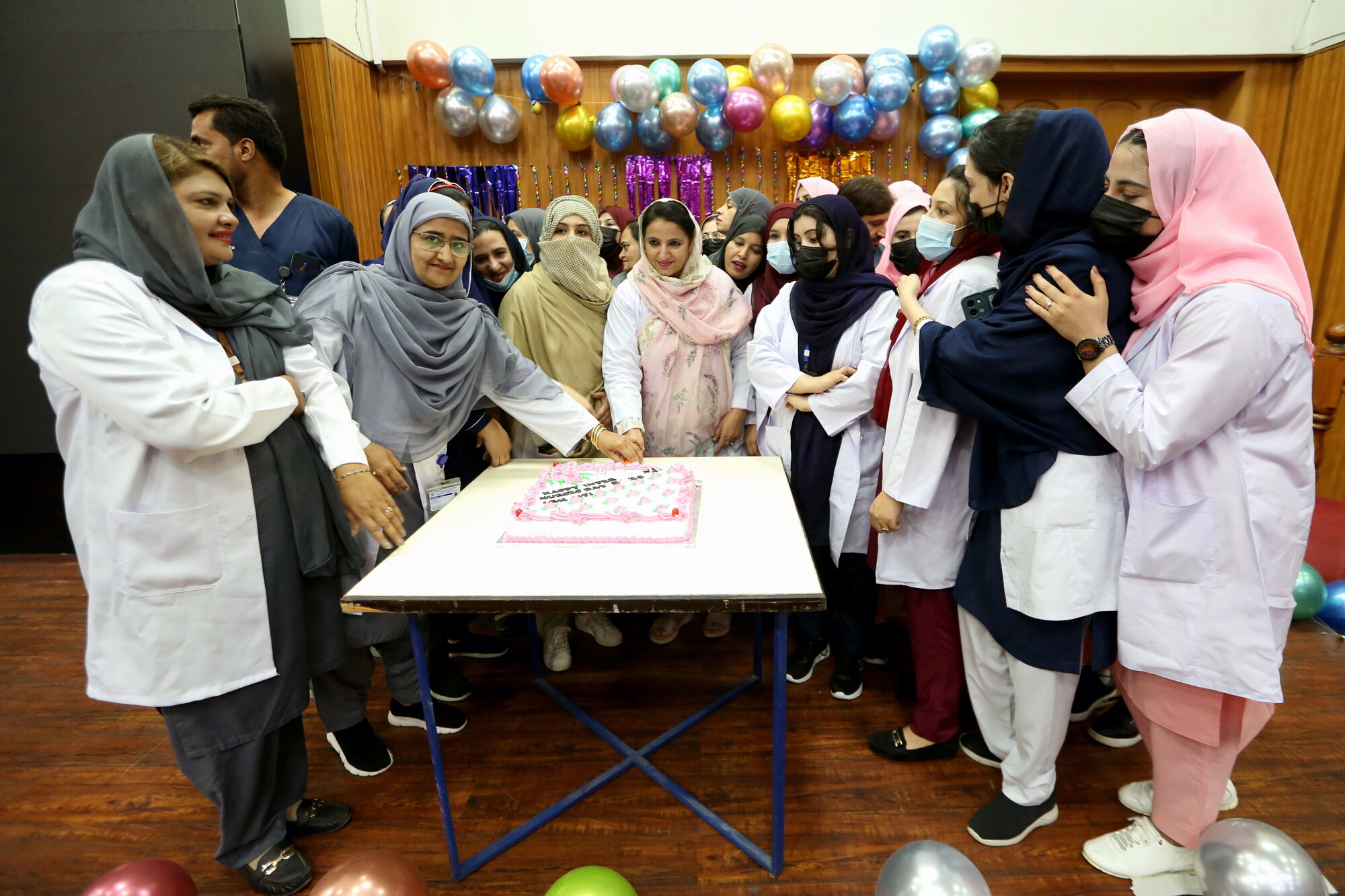 Bildet viser sykepleiere i Peshawar, Pakistan.