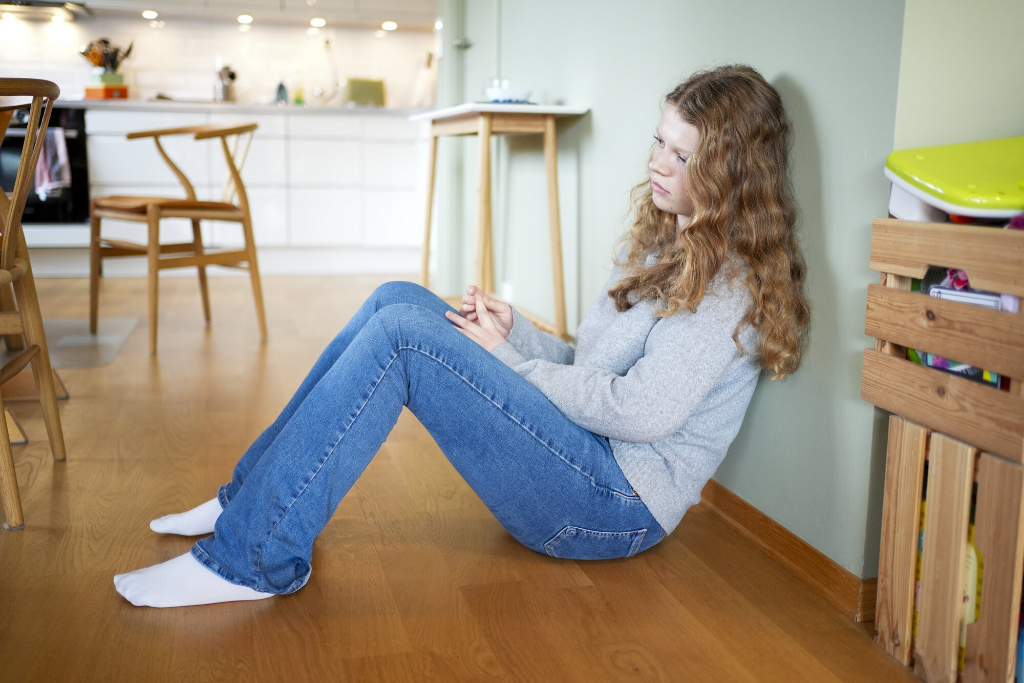 Bildet viser jente som tenker.