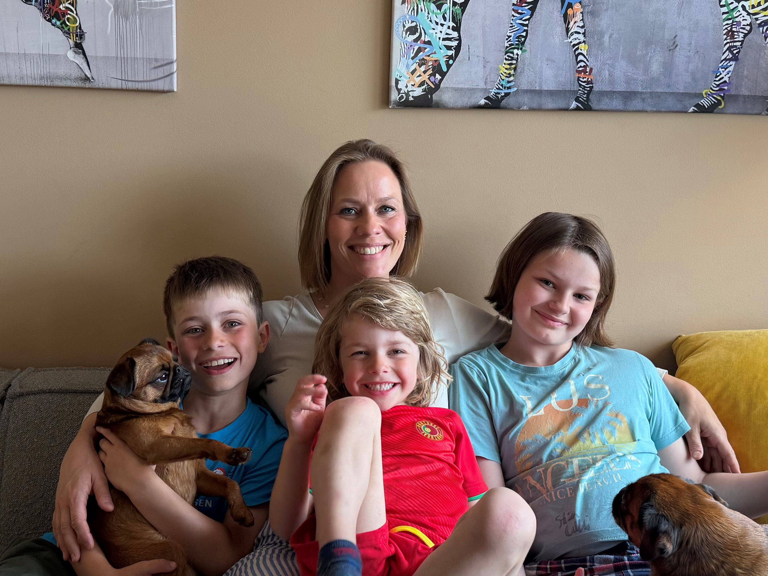 Bildet viser Anniken Østberg sammen med familien Bildet viser Anniken Østberg sammen med familien