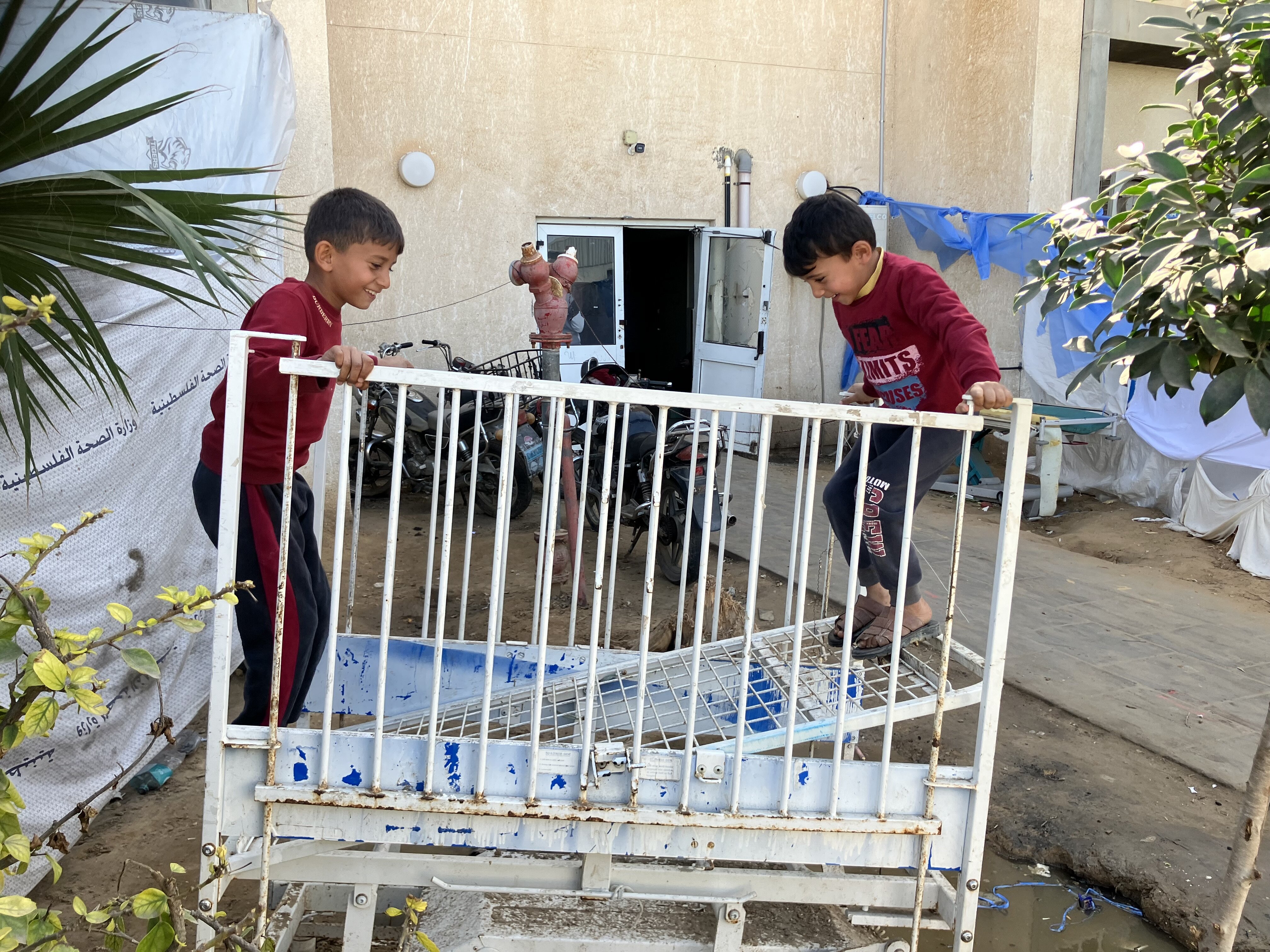 Bildet viser barn som leker på Gazastripen