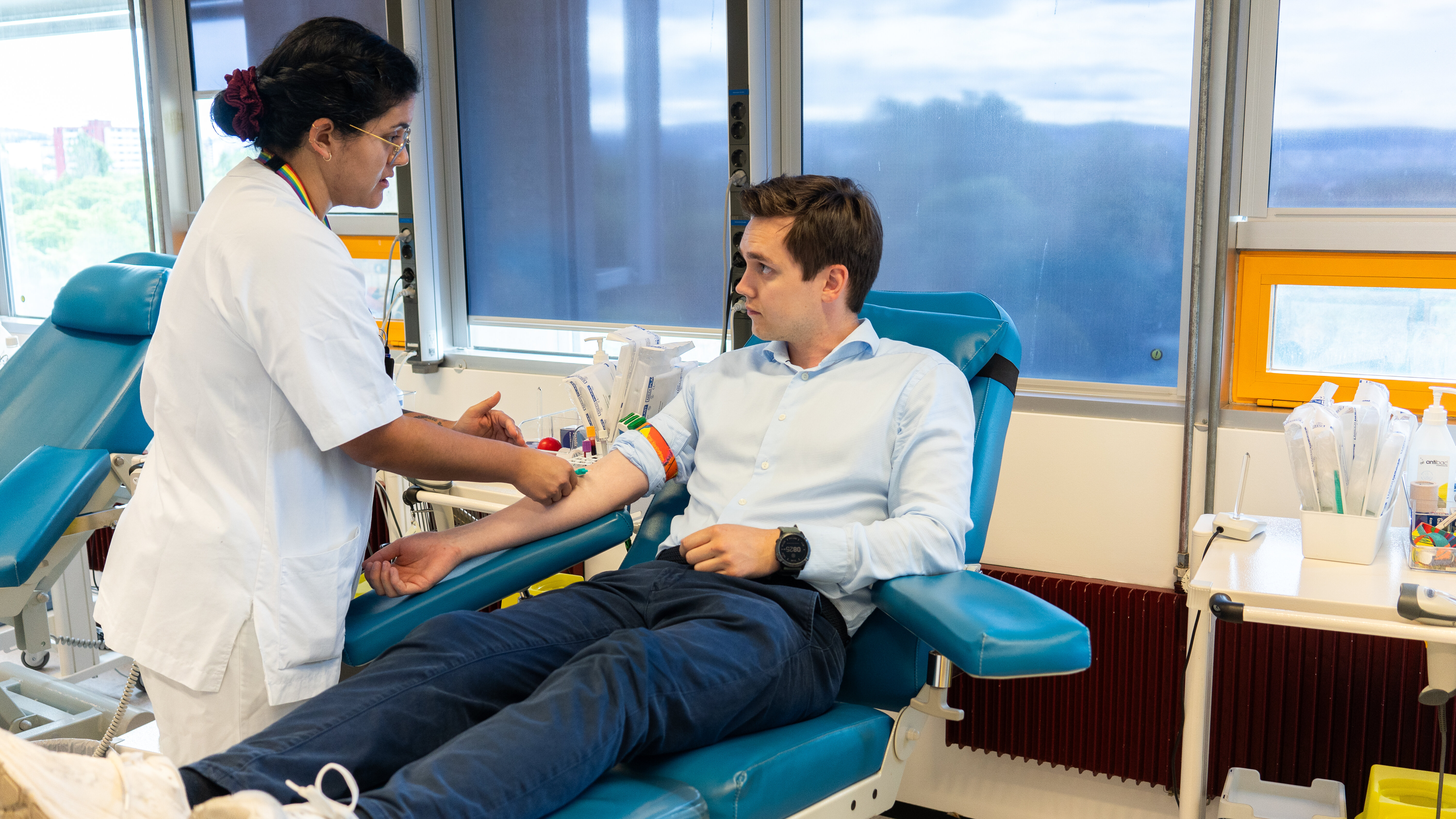 ung mann som gir blod bildet viser ung mann som gir blod