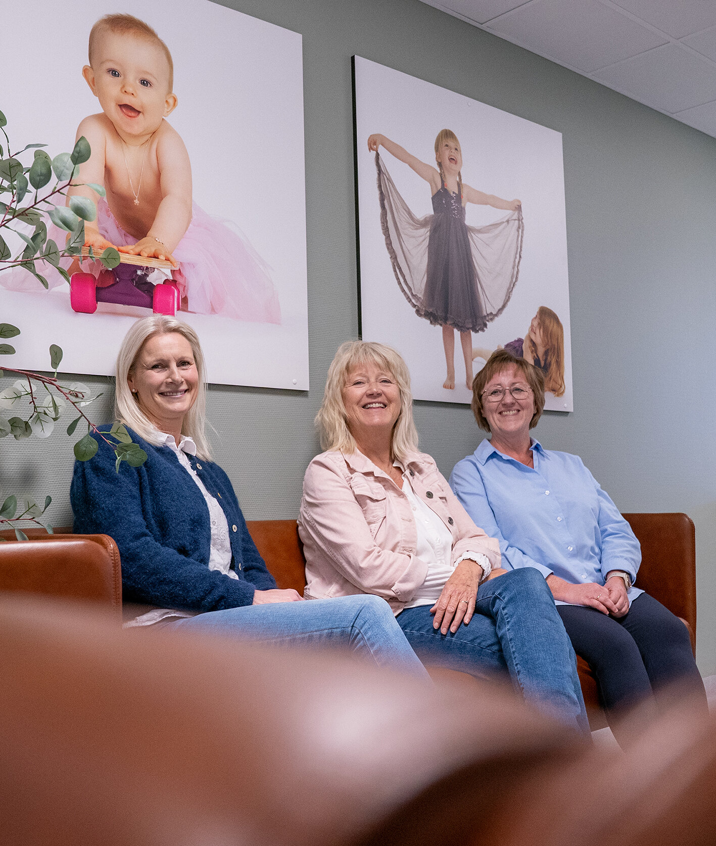 Bilde viser Helsesykepleiere Grete Iren Quale, Berit Ninni Fjeldheim og Janne Martinsen