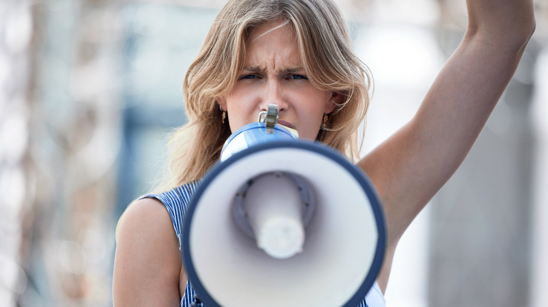 Bildet viser en ung, blond kvinne som holder en ropert foran seg