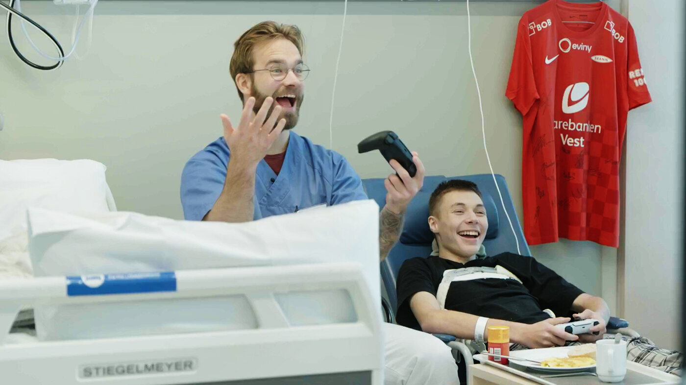 Bildet viser sykepleier Lars Pilskog og Tobias.