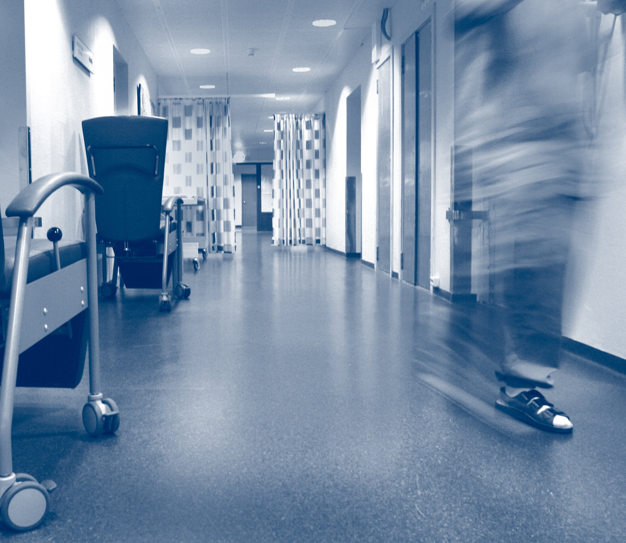 Bildet viser korridor på sykehus. 