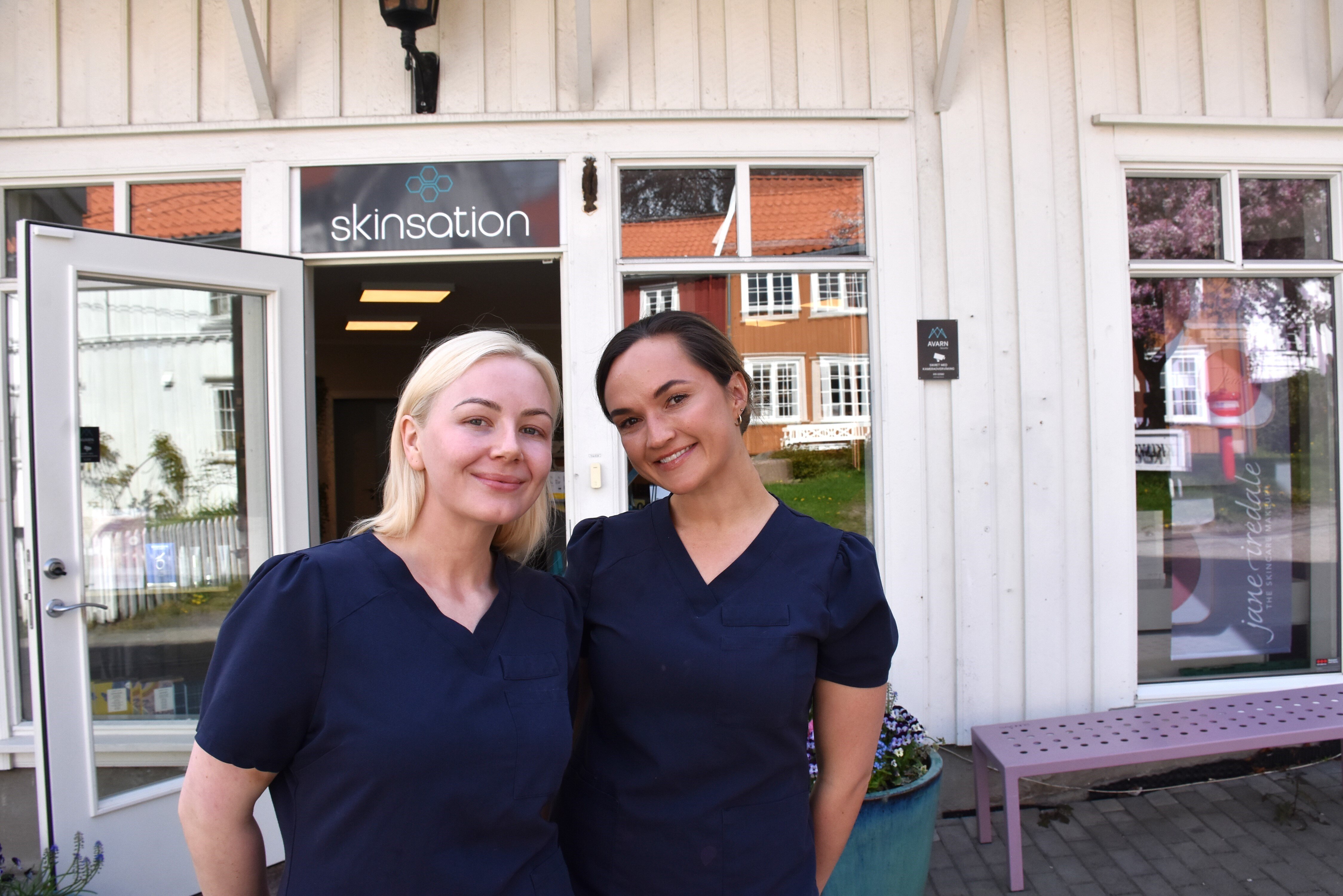 Aurora og Hege står utenfor klinikken 