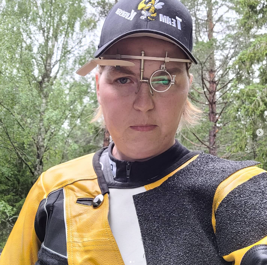 June Emilie Åsenden Bildet viser June Emilie Åsenden med skytebriller.